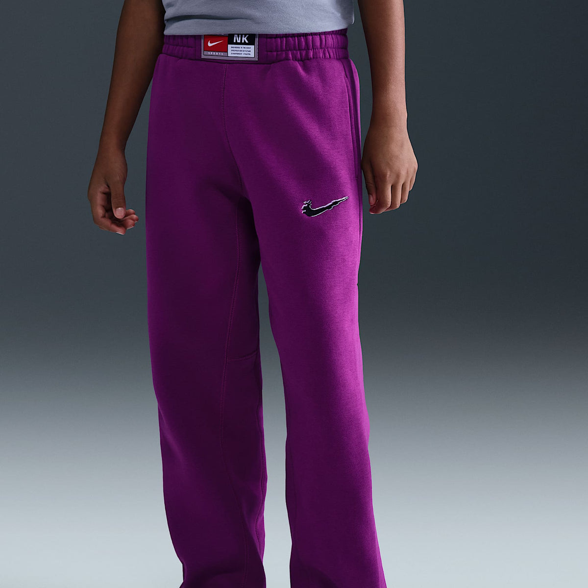Pants de tejido Fleece para niños talla grande Nike Culture of Basketball – Baya resaltado/Negro – vista 2