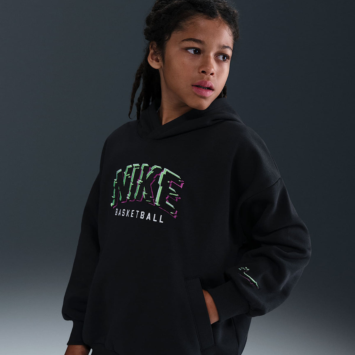 Sudadera con gorro sin cierre de tejido Fleece para niños talla grande Nike Culture of Basketball – Negro/Verde strike/Negro – vista 1