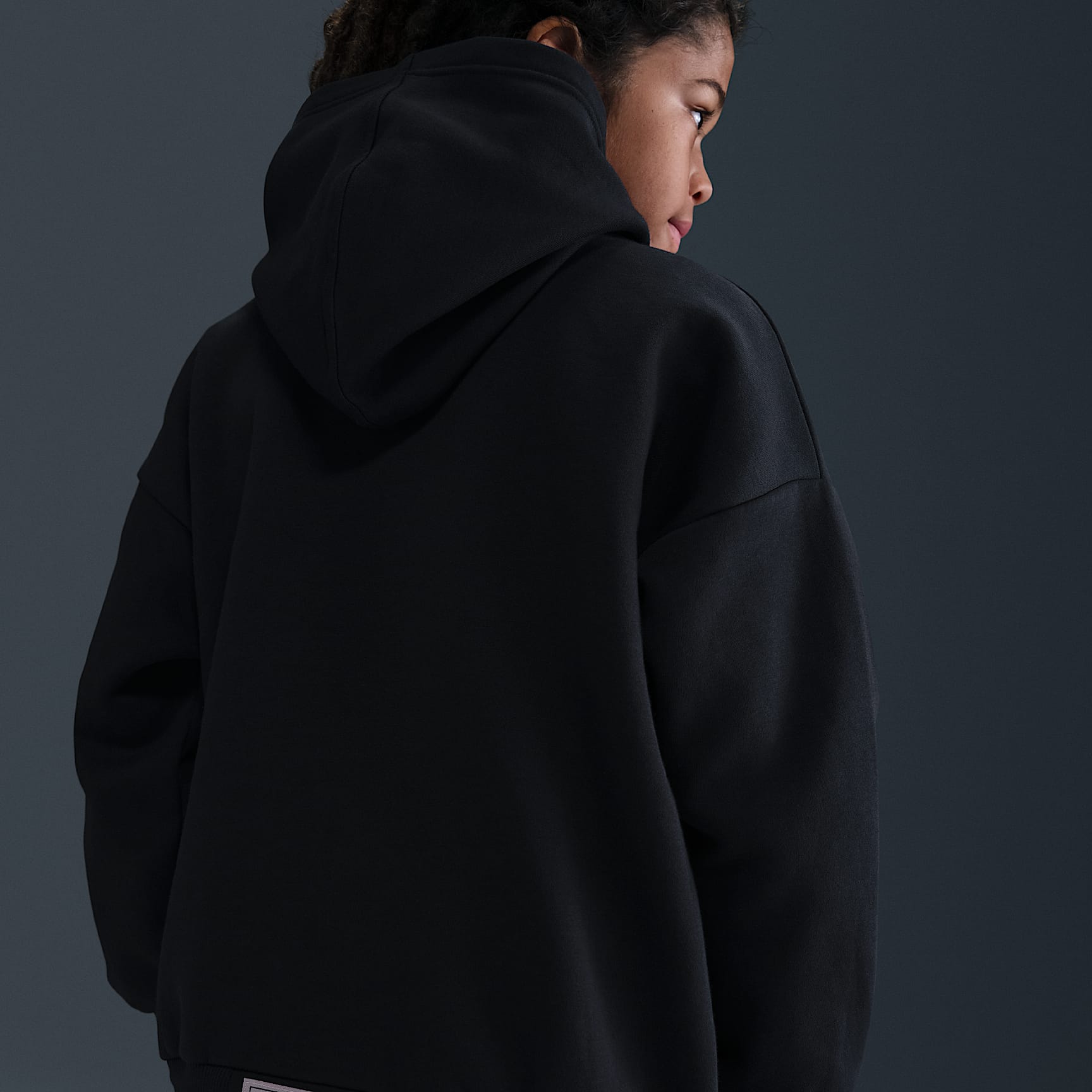 Sudadera con gorro sin cierre de tejido Fleece para niños talla grande Nike Culture of Basketball – Negro/Verde strike/Negro – vista 2