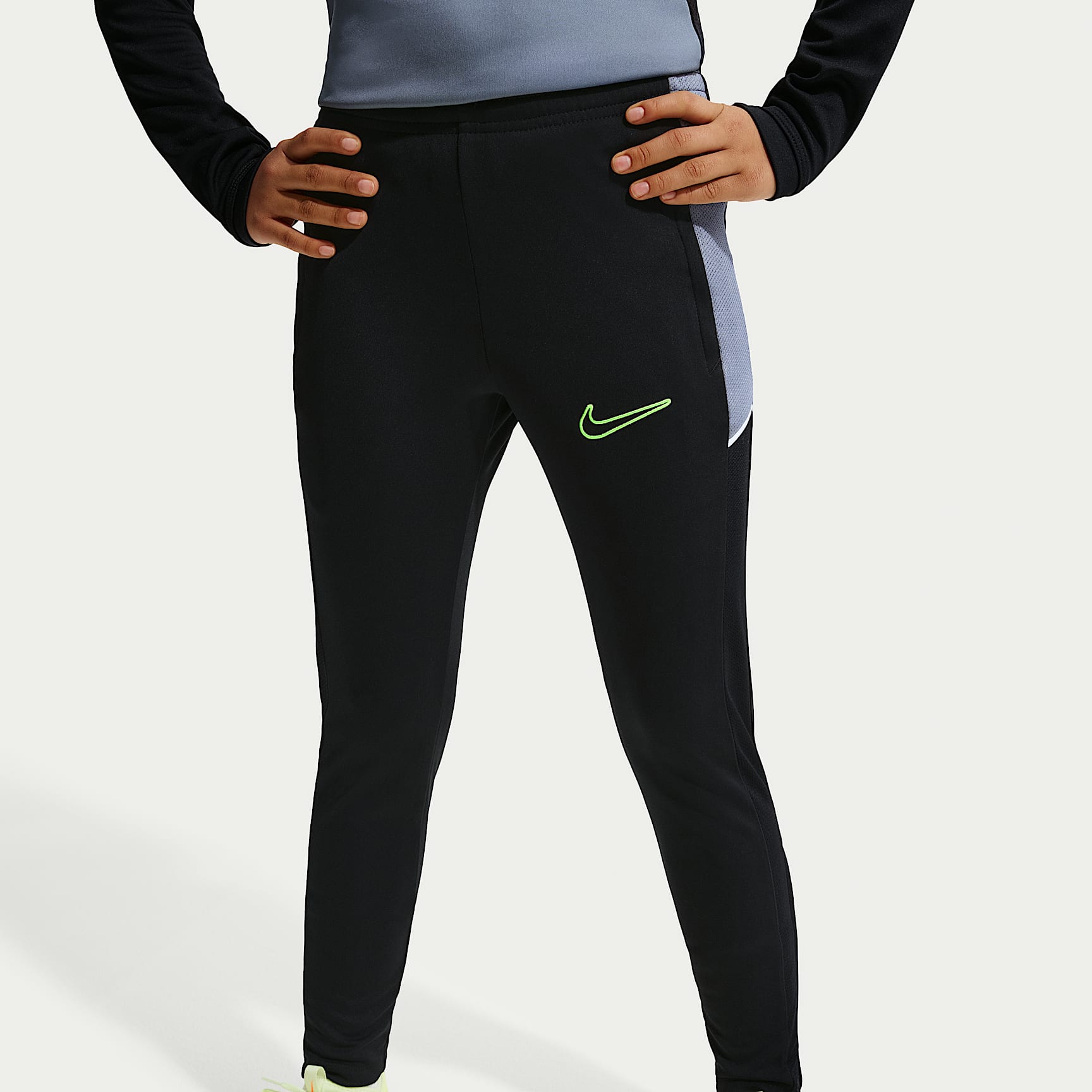 Pants de fútbol Dri-FIT para niños talla grande Nike Academy – Negro/Gris azulado/Ponche cálido/Volt – vista 2