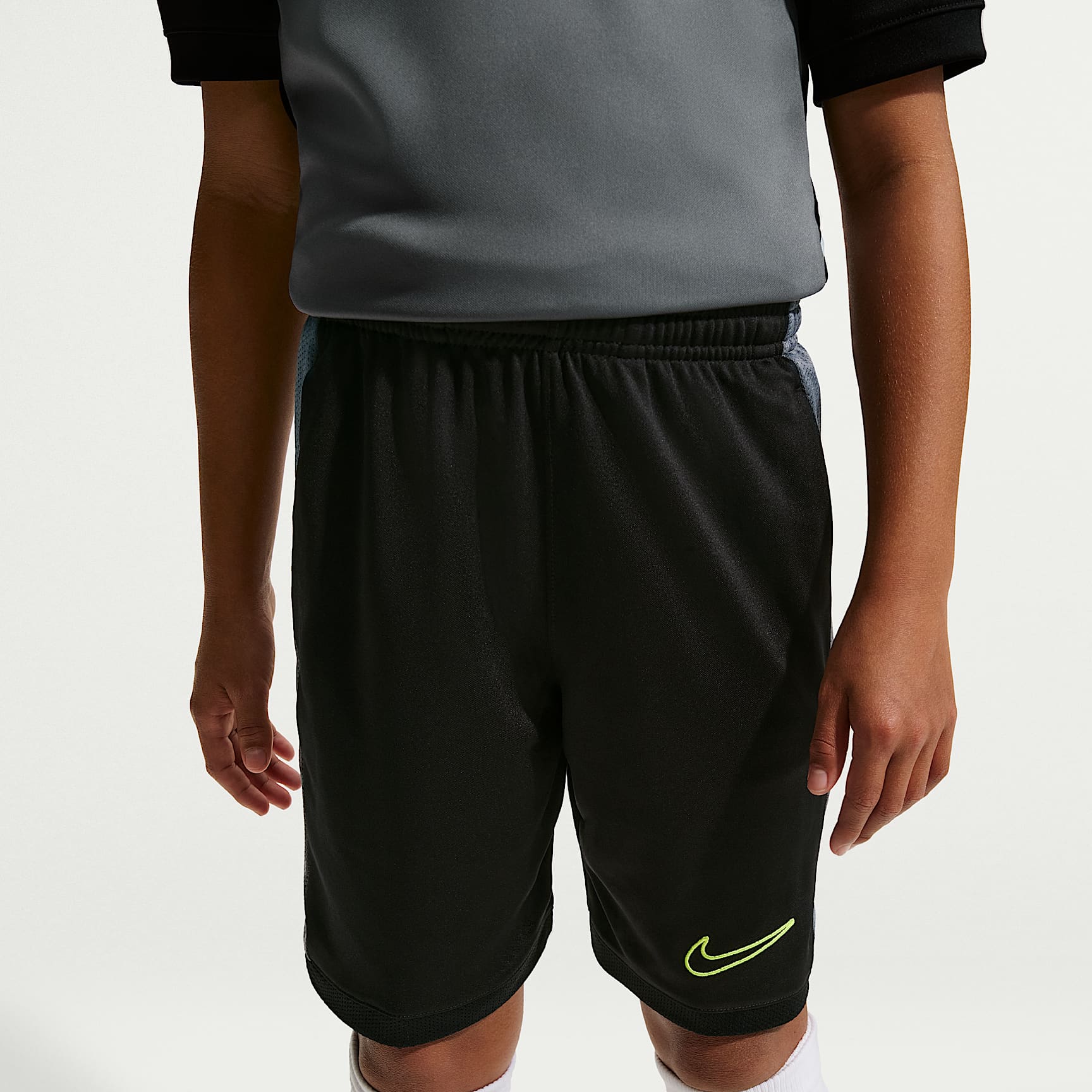 Shorts de fútbol de tejido Knit Dri-FIT para niños talla grande Nike Academy – Negro/Gris azulado/Volt – vista 2