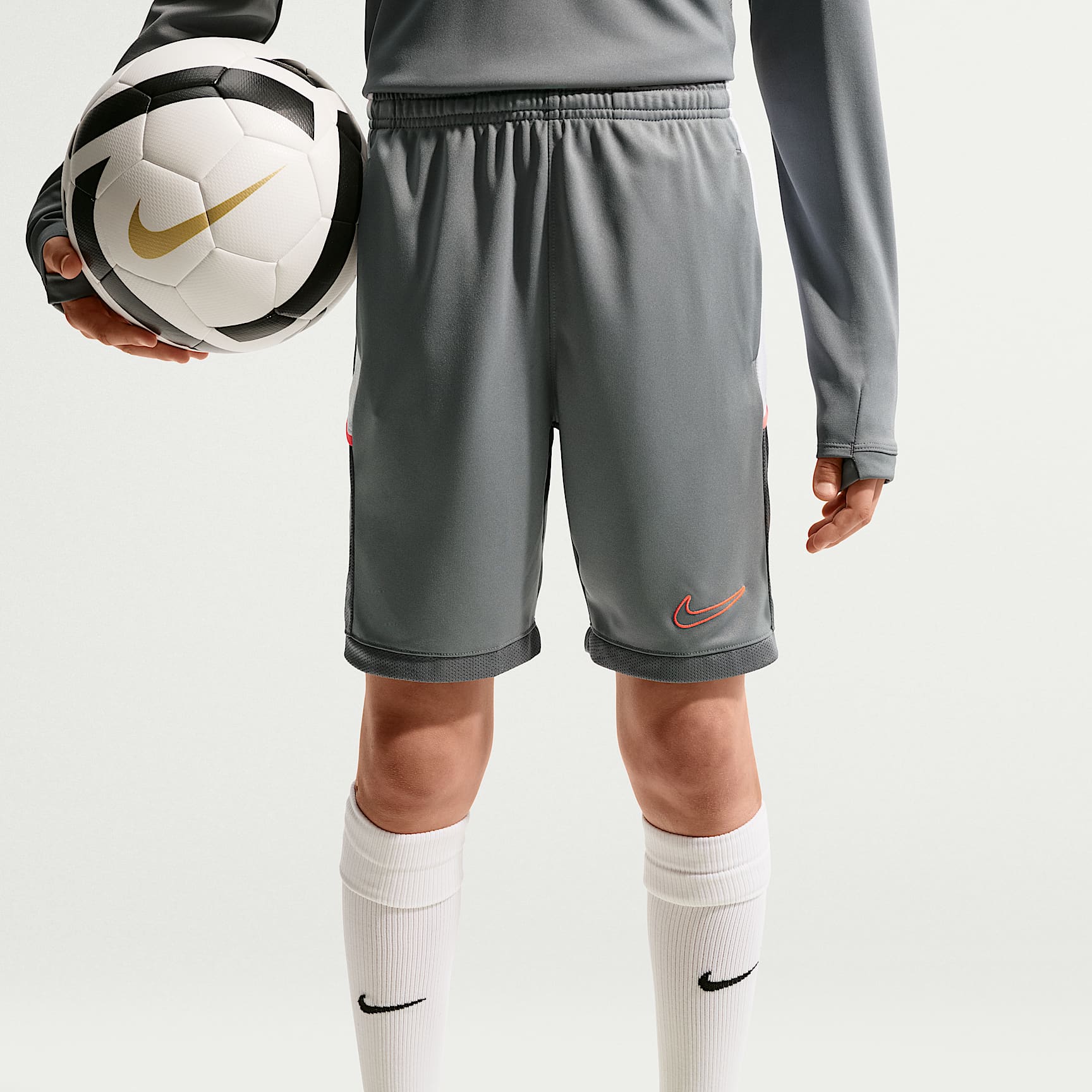 Shorts de fútbol de tejido Knit Dri-FIT para niños talla grande Nike Academy – Gris humo/Blanco/Ponche cálido/Ponche cálido – vista 2
