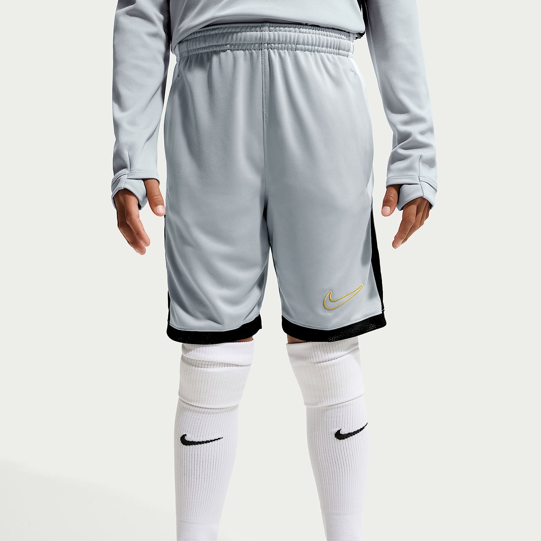 Shorts de fútbol de tejido Knit Dri-FIT para niños talla grande Nike Academy – Gris humo claro/Blanco/Negro/Oro metalizado – vista 2