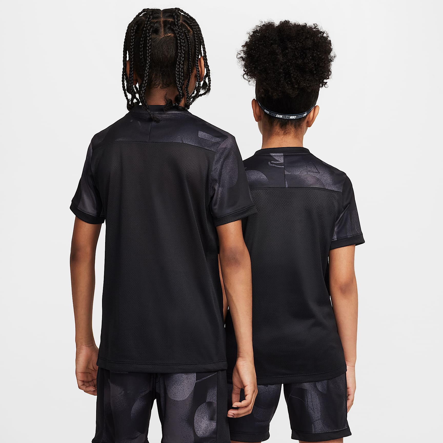 Playera de fútbol de manga corta Dri-FIT para niños talla grande Nike Academy+ – Gris oscuro/Negro/Antracita/Marfil pálido – vista 2