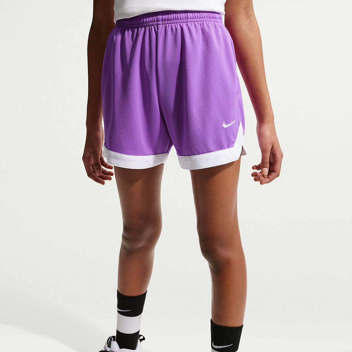 Shorts Dri-FIT Court de 13 cm para niños talla grande Nike – Violeta brillante/Blanco – vista 2