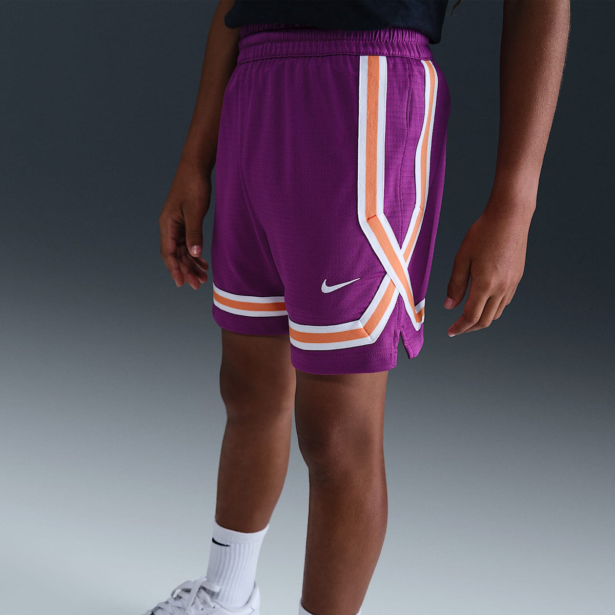 Shorts de básquetbol Dri-FIT de 13 cm para niños talla grande Nike Crossover – Baya resaltado/Blanco – vista 2