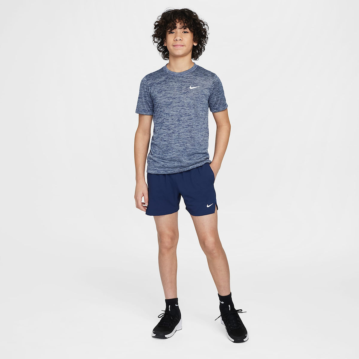 Playera de entrenamiento Dri-FIT para niños talla grande Nike Legend – Azul marino medianoche/Puro/Jaspeado – vista 4