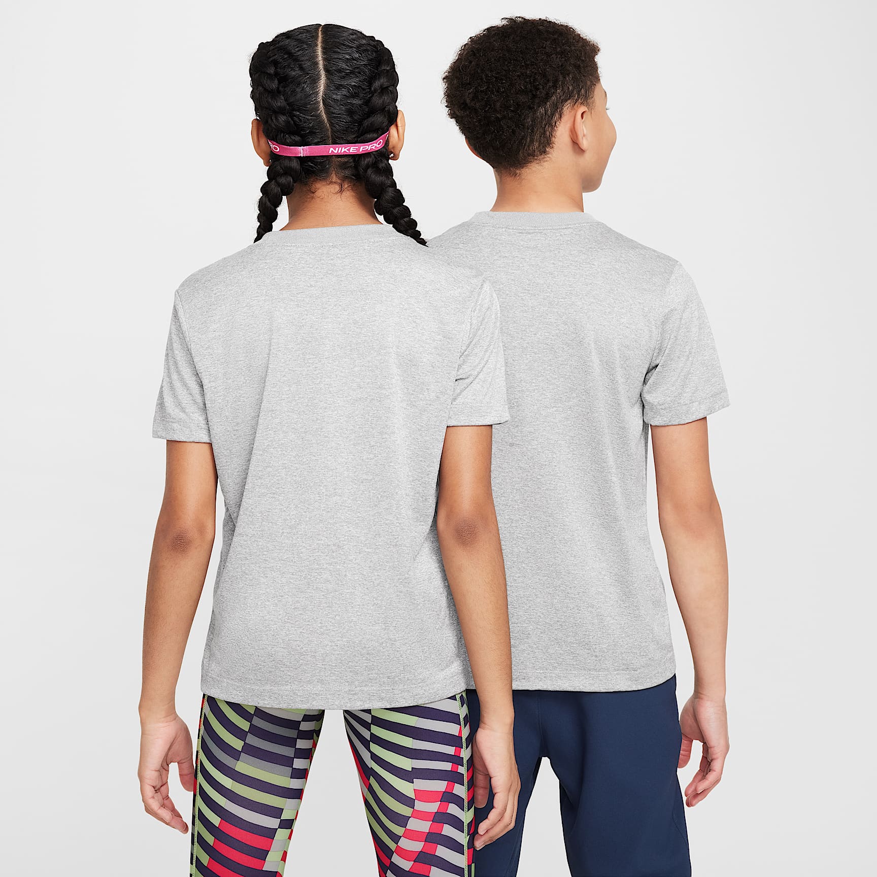 Playera Dri-FIT para niños talla grande Nike Legend – Gris rugoso/Plata liso/Jaspeado – vista 2