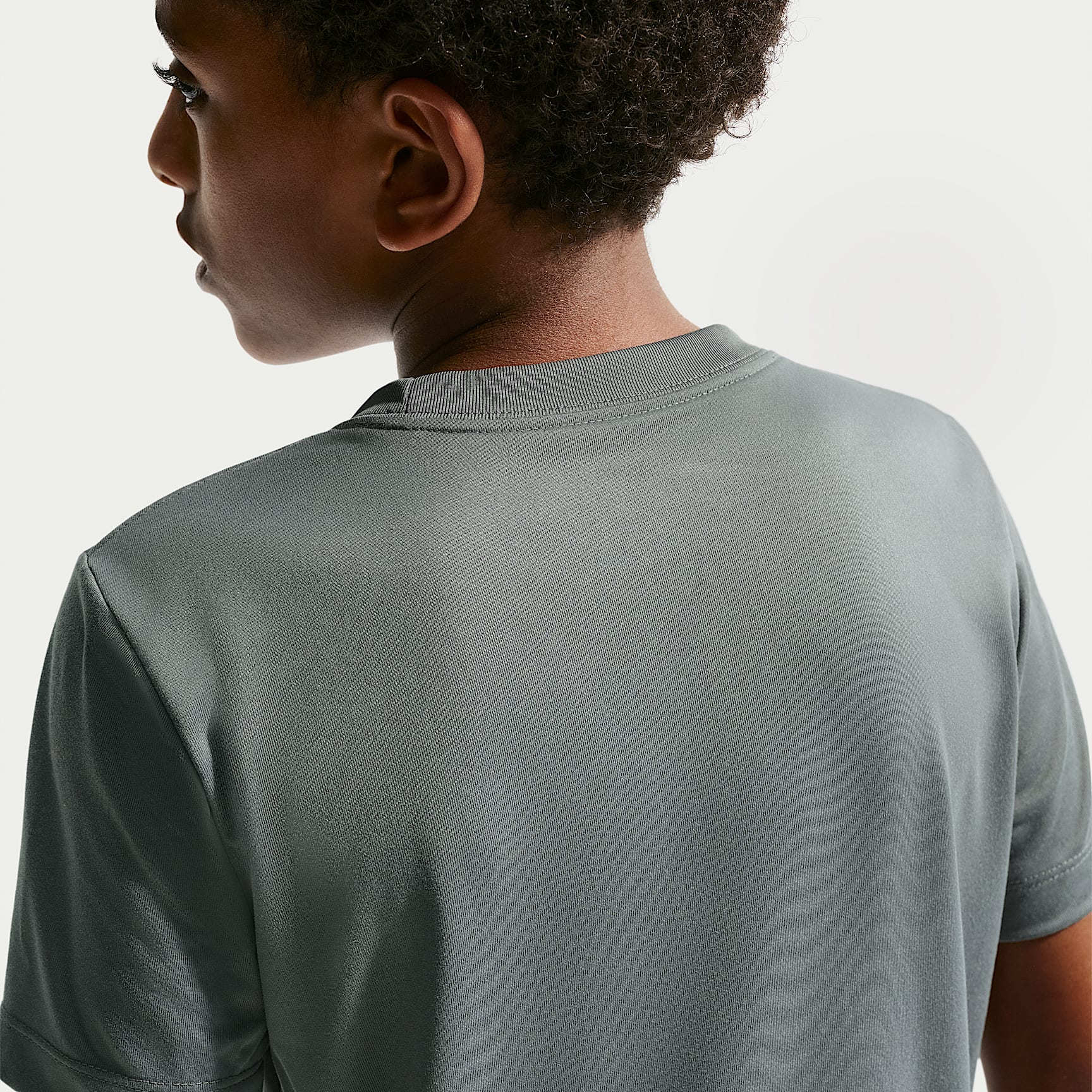 Playera Dri-FIT para niños talla grande Nike Legend – Gris humo – vista 2
