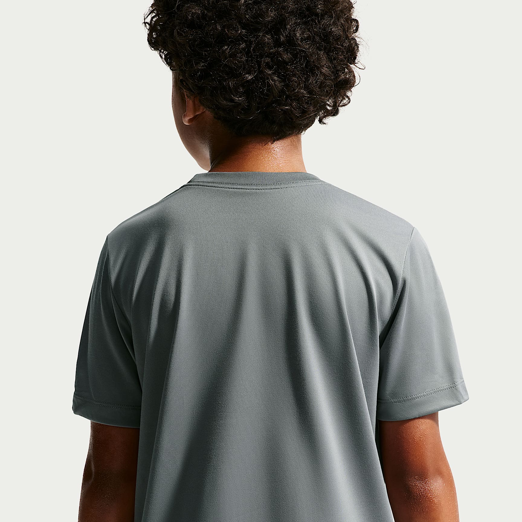 Playera Dri-FIT para niños talla grande Nike Legend – Gris humo – vista 2