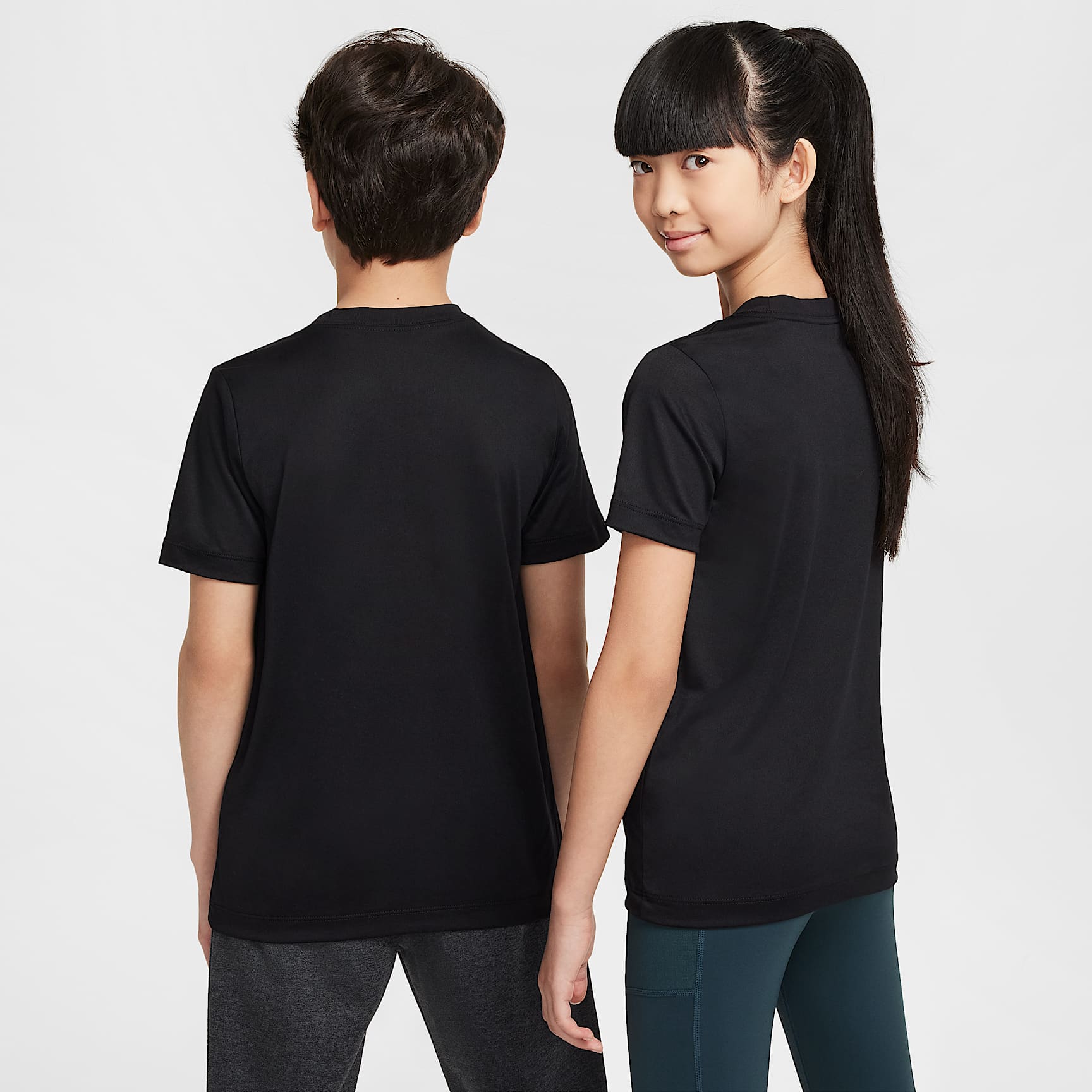 Playera Dri-FIT para niños talla grande Nike Legend – Negro – vista 2