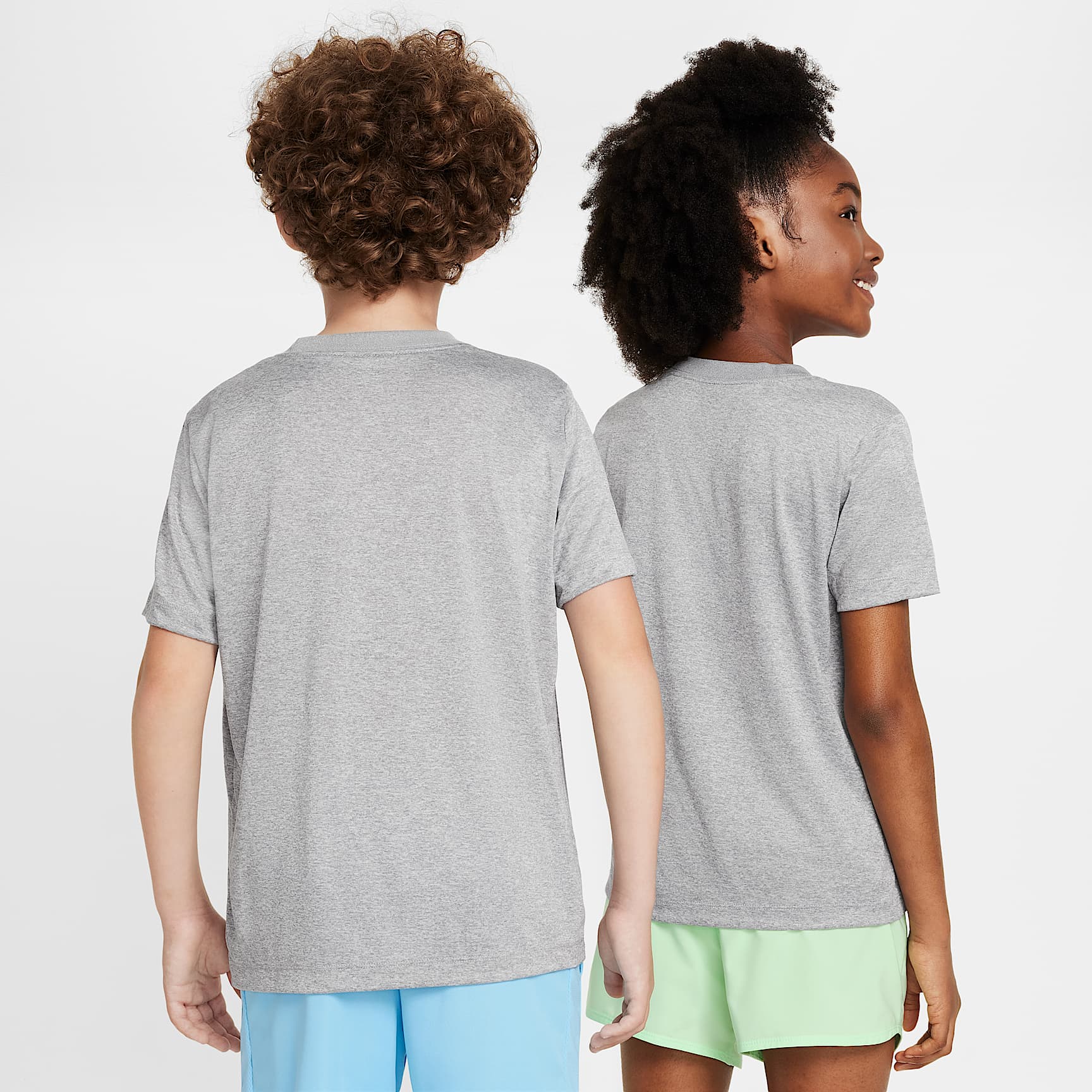 Playera Dri-FIT para niños talla grande Nike Legend – Gris rugoso/Plata liso/Jaspeado – vista 2