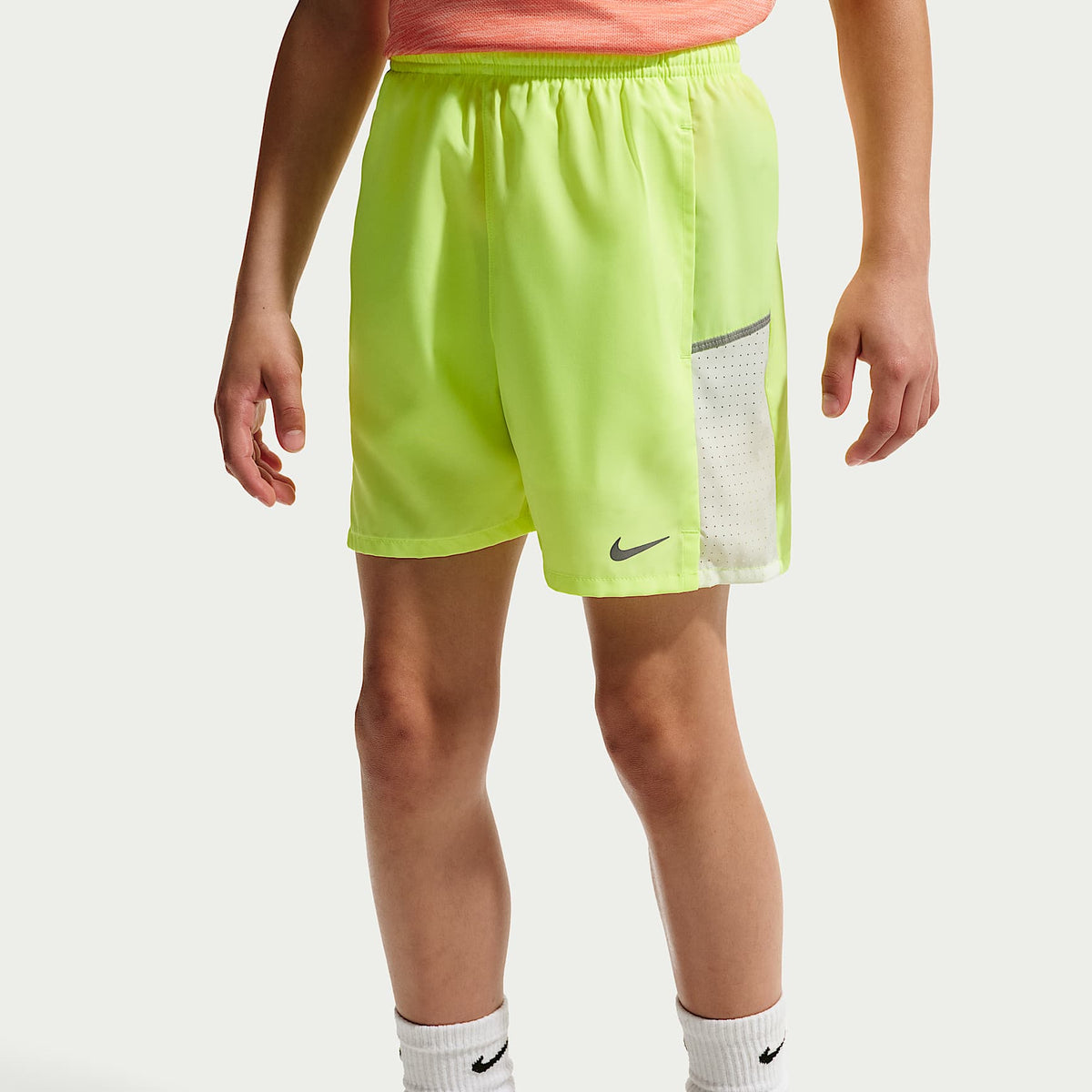 Shorts de entrenamiento Dri-FIT para niños talla grande Nike Miler – Hielo volt/Tinte volt – vista 2