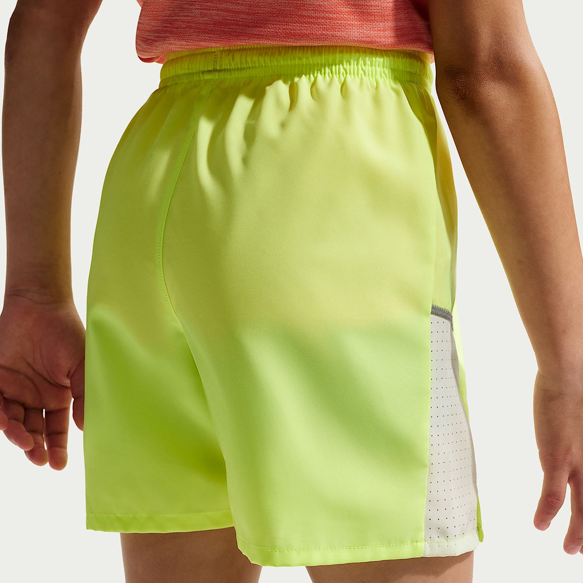 Shorts de entrenamiento Dri-FIT para niños talla grande Nike Miler – Hielo volt/Tinte volt – vista 3