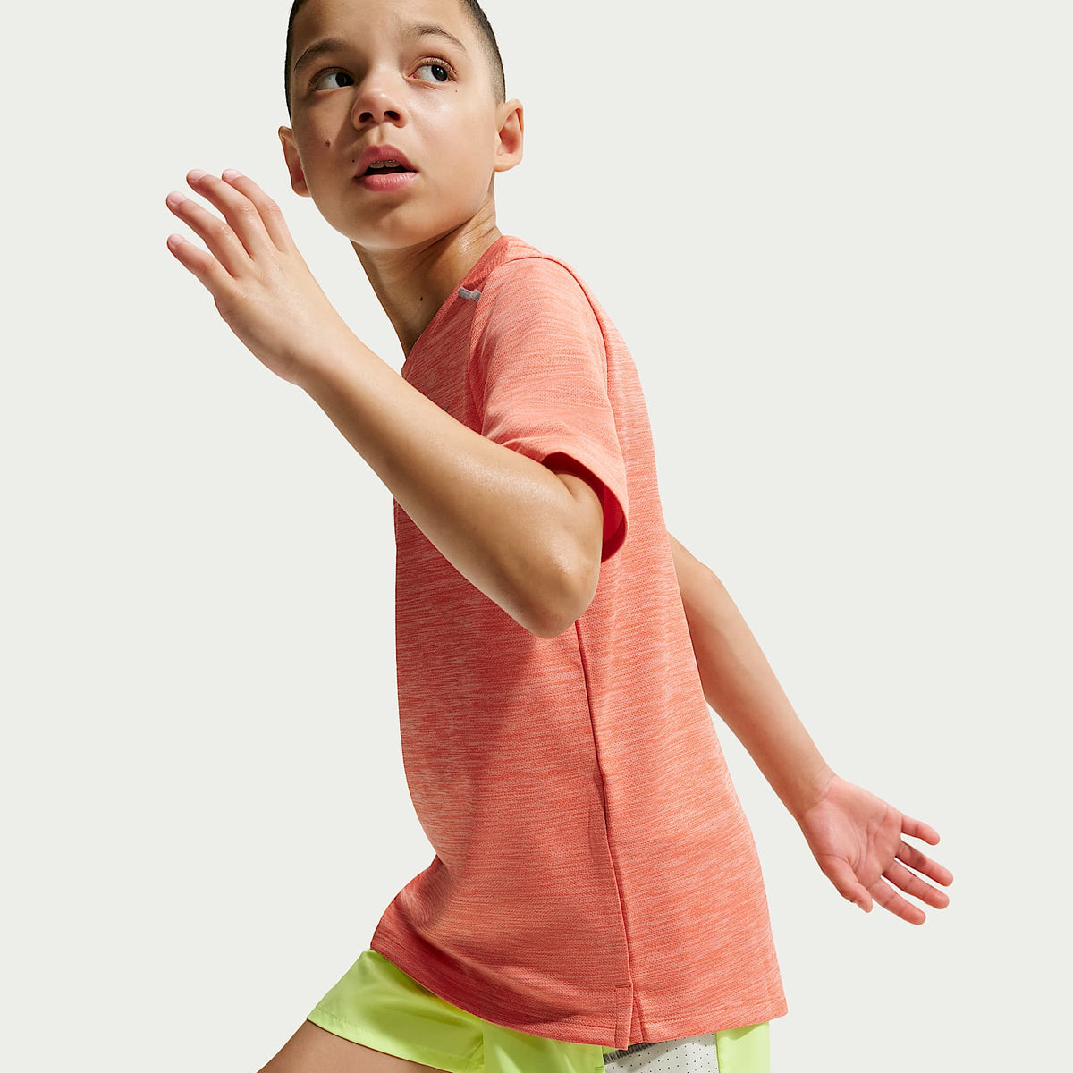 Shorts de entrenamiento Dri-FIT para niños talla grande Nike Miler – Hielo volt/Tinte volt – vista 4