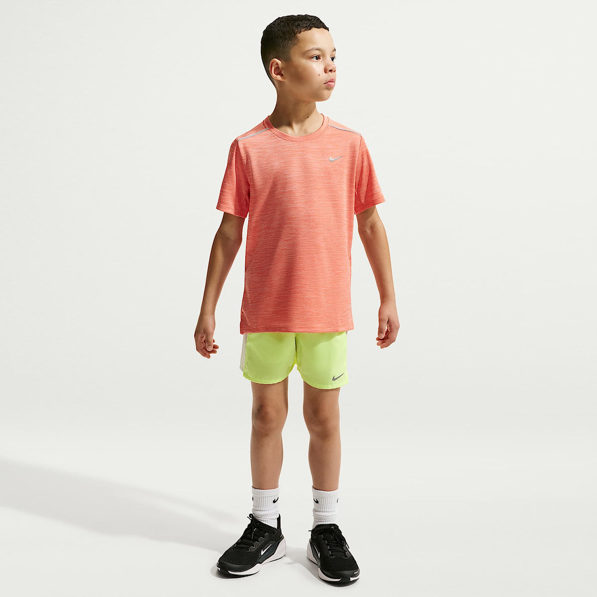 Shorts de entrenamiento Dri-FIT para niños talla grande Nike Miler – Hielo volt/Tinte volt – vista 1