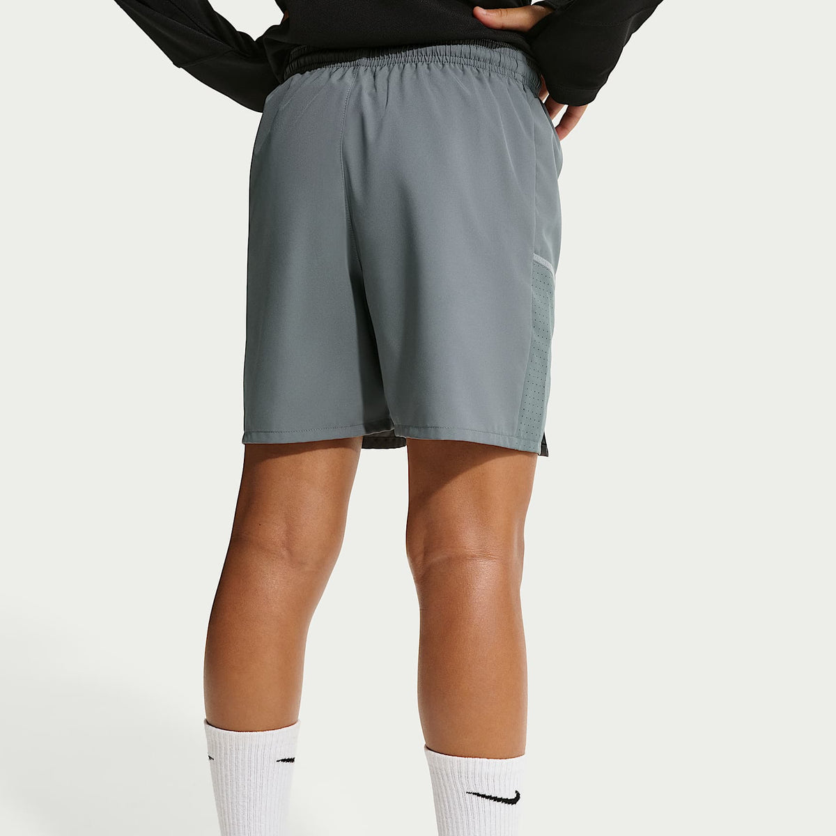 Shorts de entrenamiento Dri-FIT para niños talla grande Nike Miler – Gris humo/Gris humo – vista 3