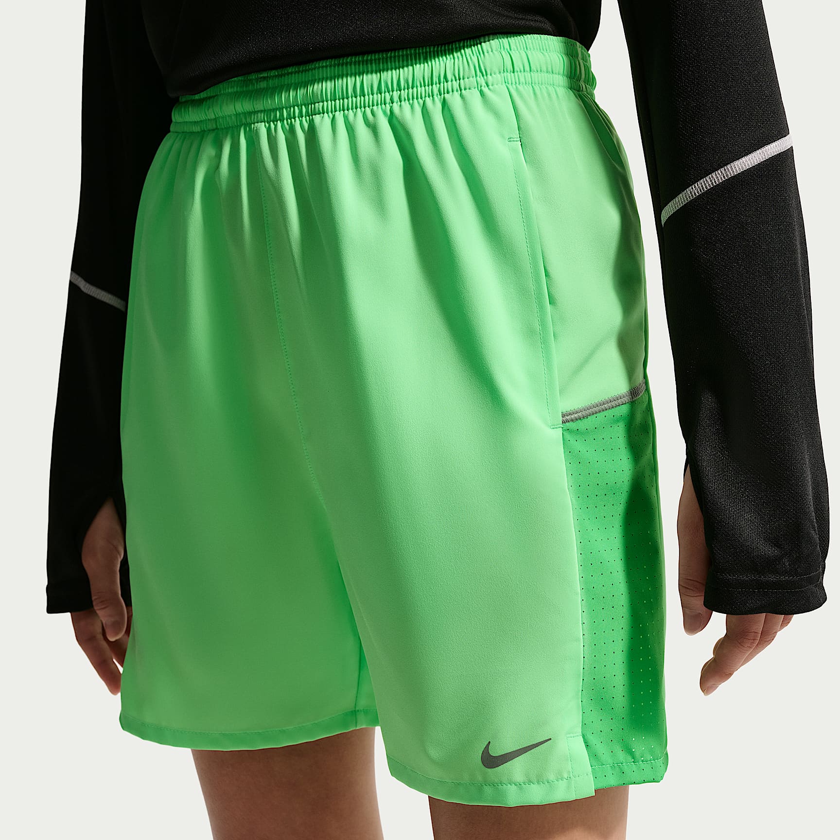 Shorts de entrenamiento Dri-FIT para niños talla grande Nike Miler – Verde ilusión/Verde chispa claro – vista 2