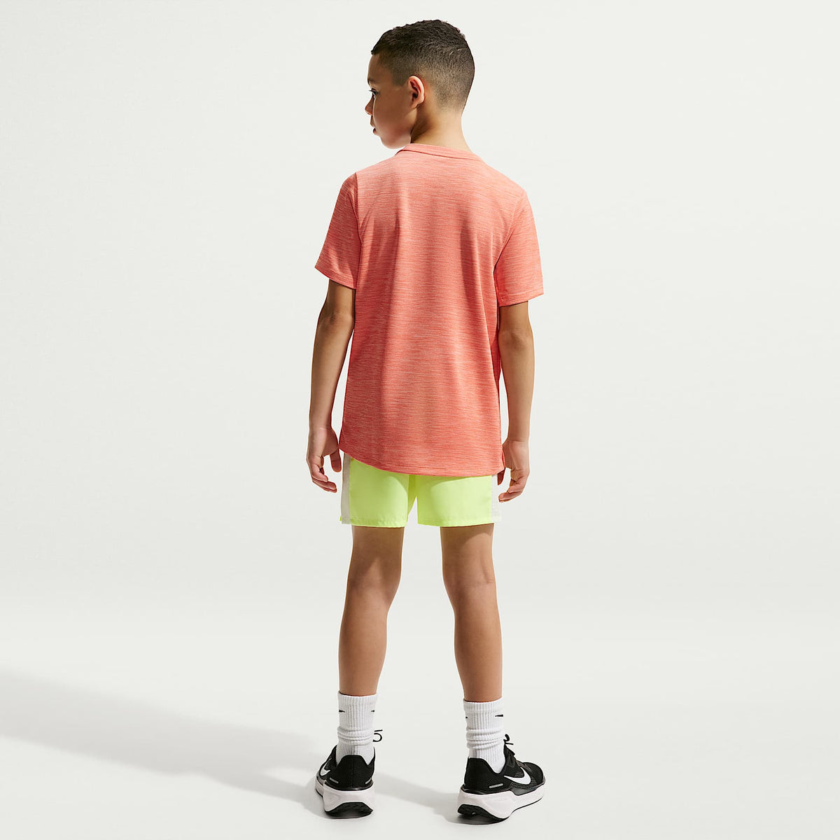 Shorts de entrenamiento Dri-FIT para niños talla grande Nike Miler – Hielo volt/Tinte volt – vista 5