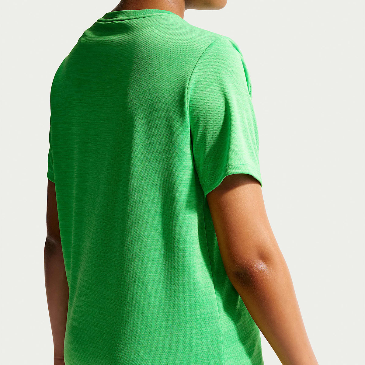 Playera de manga corta Nike Miler Dri-FIT para niños talla grande – Verde chispa/Verde ilusión/Jaspeado – vista 2