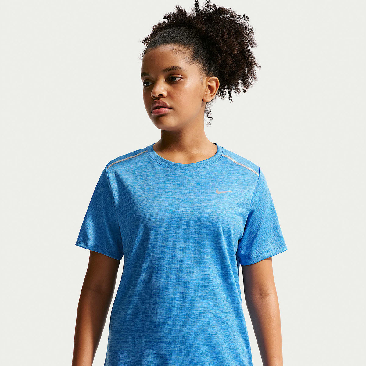 Playera de manga corta Nike Miler Dri-FIT para niños talla grande – Azul foto claro/Azul fútbol/Jaspeado – vista 1