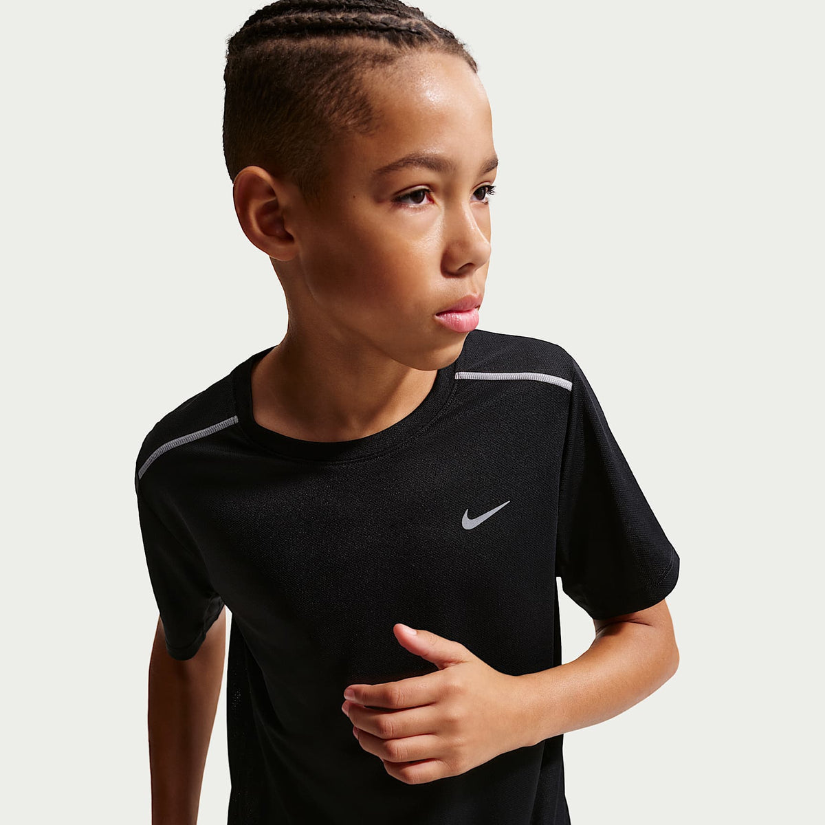 Playera de manga corta Nike Miler Dri-FIT para niños talla grande – Negro/Jaspeado – vista 3