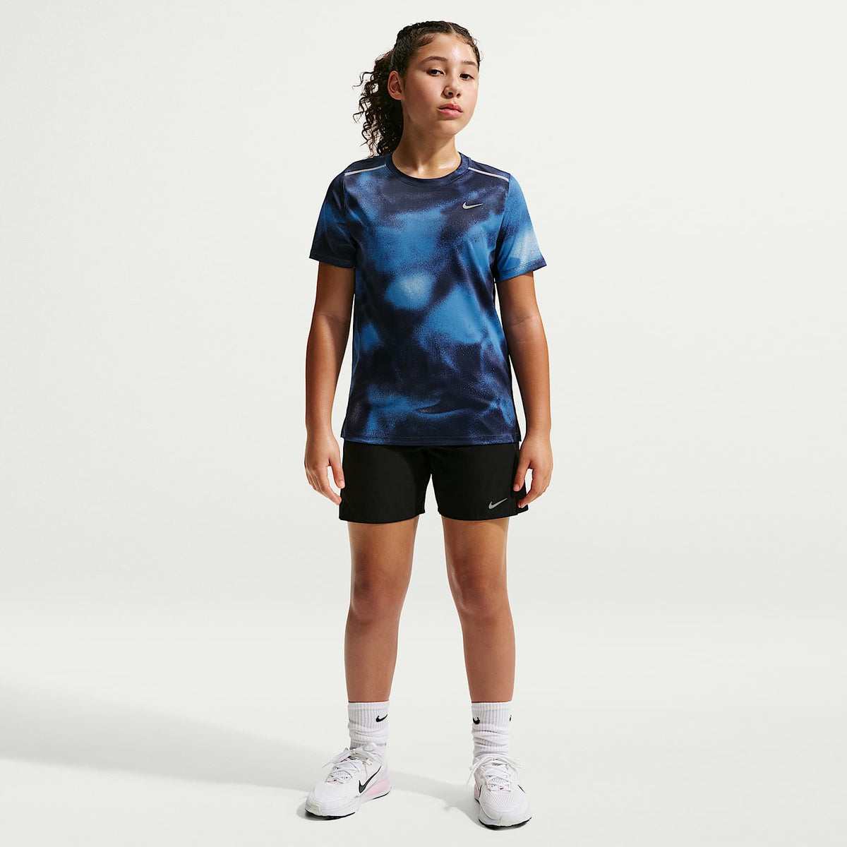 Playera de correr manga corta Dri-FIT para niños Nike Miler – Azul fútbol/Azul marino medianoche – vista 4