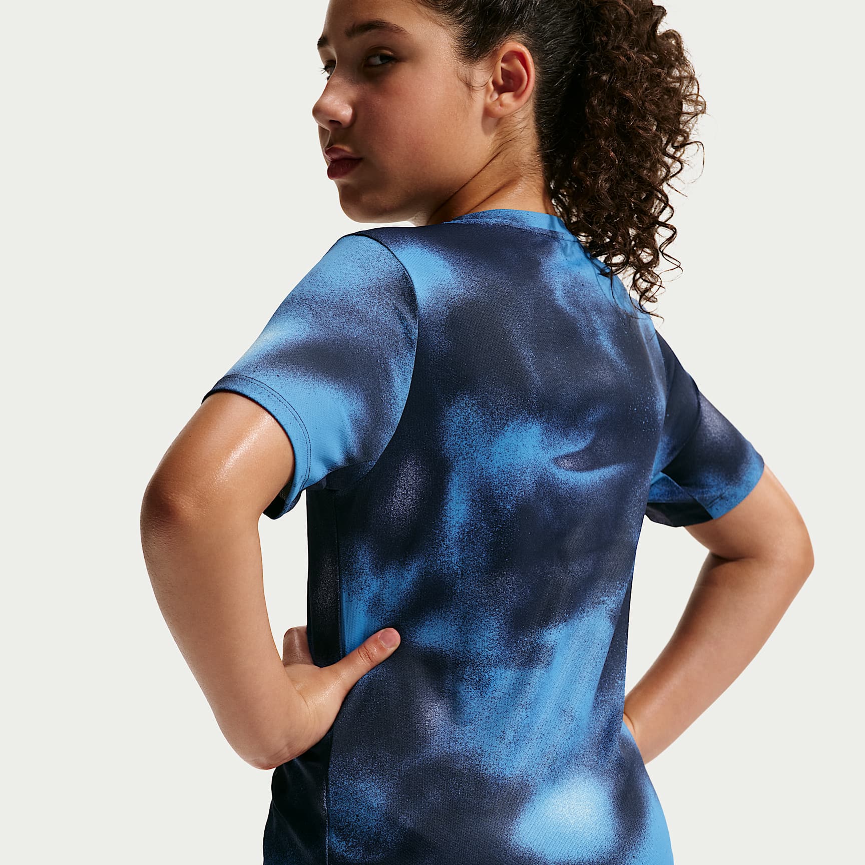 Playera de correr manga corta Dri-FIT para niños Nike Miler – Azul fútbol/Azul marino medianoche – vista 2