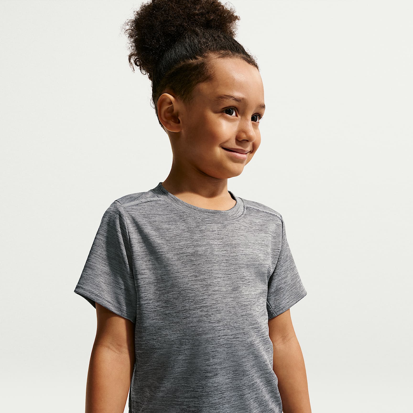 Conjunto de playera y shorts Dri-FIT para niños talla pequeña Nike Miler – Gris humo – vista 2