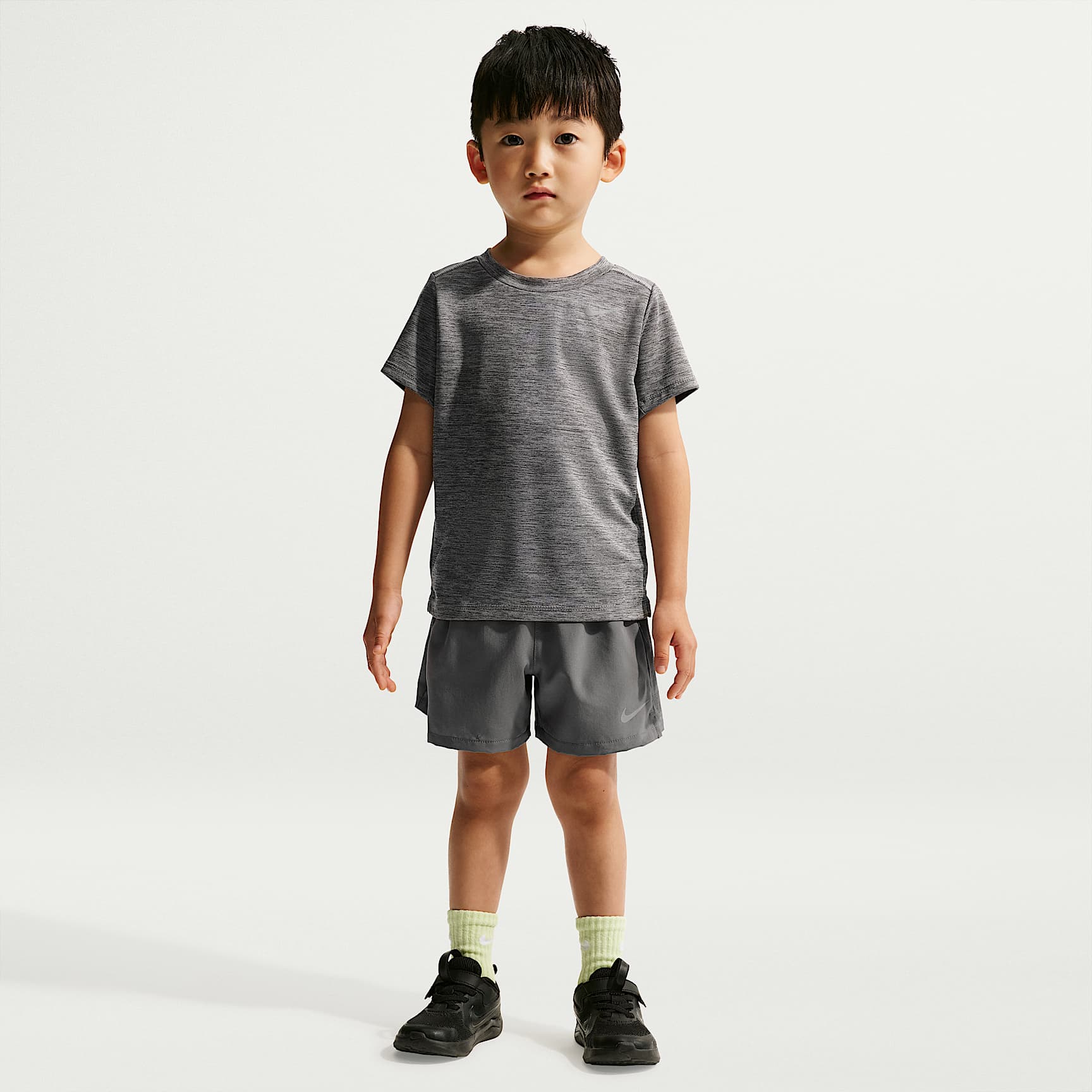 Conjunto de playera Miler y shorts Dri-FIT infantil Nike – Gris humo – vista 1