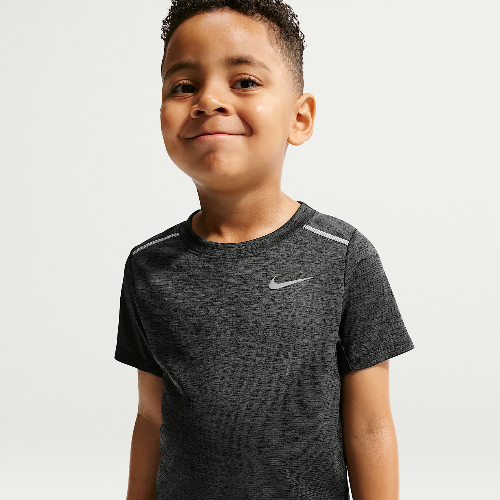 Conjunto de playera y shorts Dri-FIT para niños talla pequeña Nike Miler – Negro – vista 2