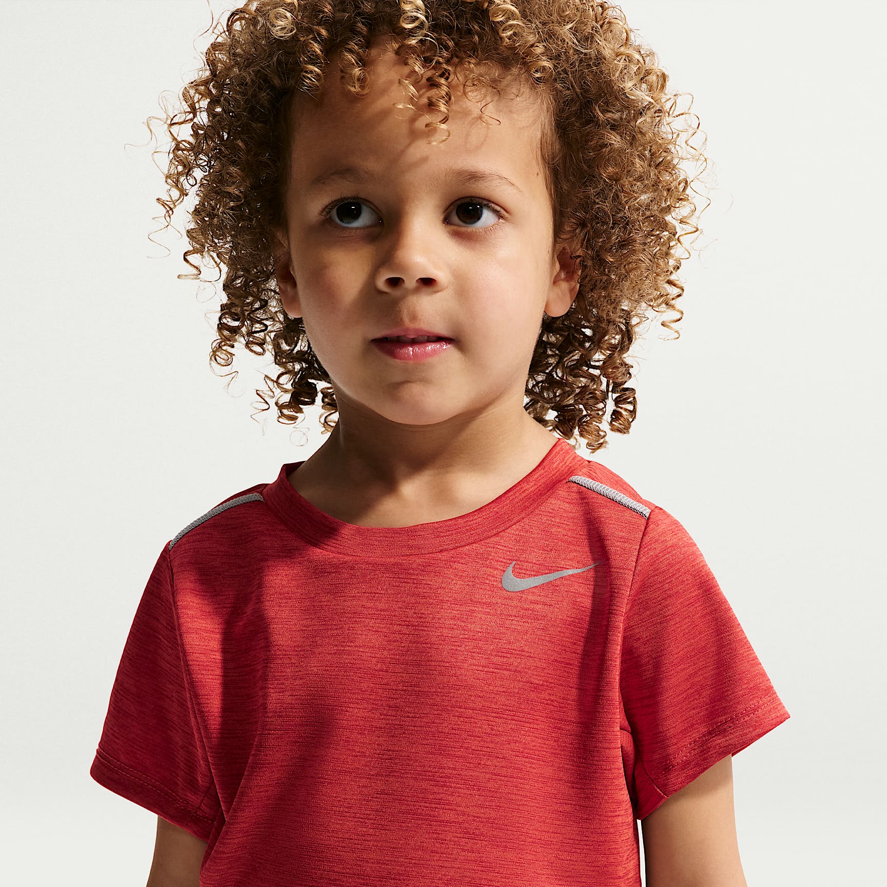 Conjunto de playera Miler y shorts Dri-FIT infantil Nike – Carmesí claro – vista 2