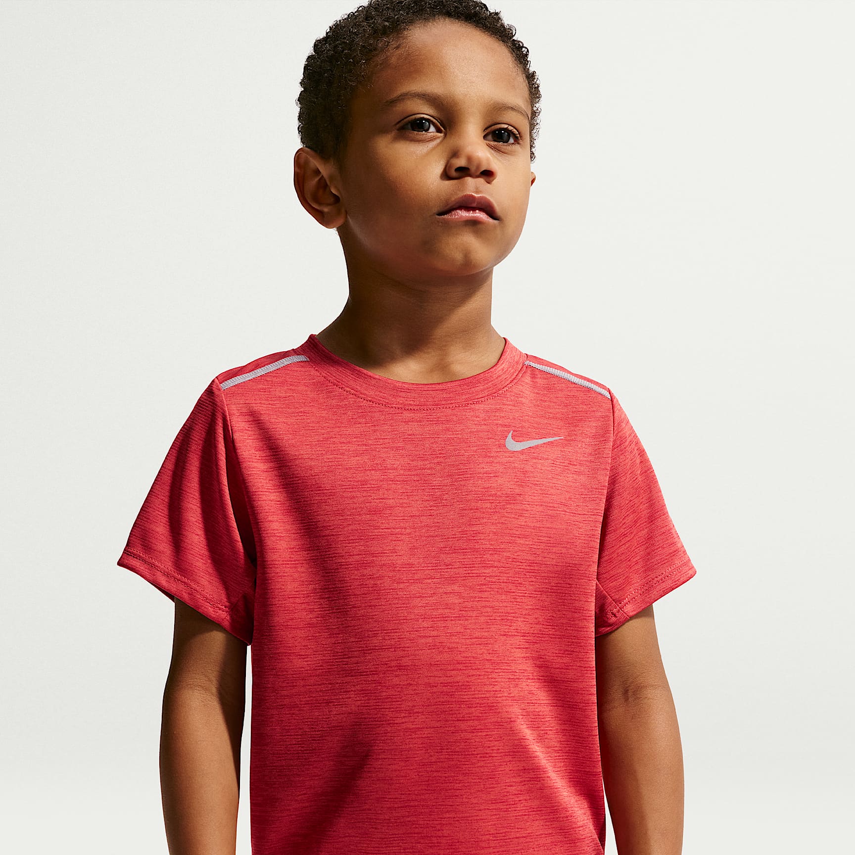 Conjunto de playera y shorts Dri-FIT para niños talla pequeña Nike Miler – Carmesí claro – vista 2