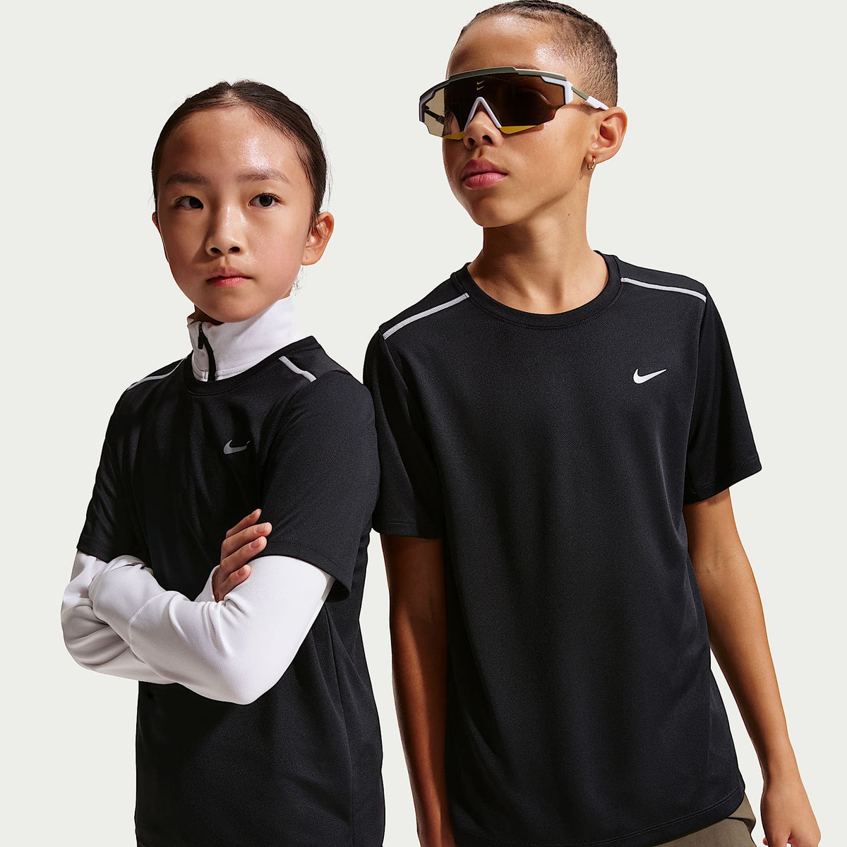 Playera de manga corta Nike Miler Dri-FIT para niños talla grande – Negro/Jaspeado – vista 1
