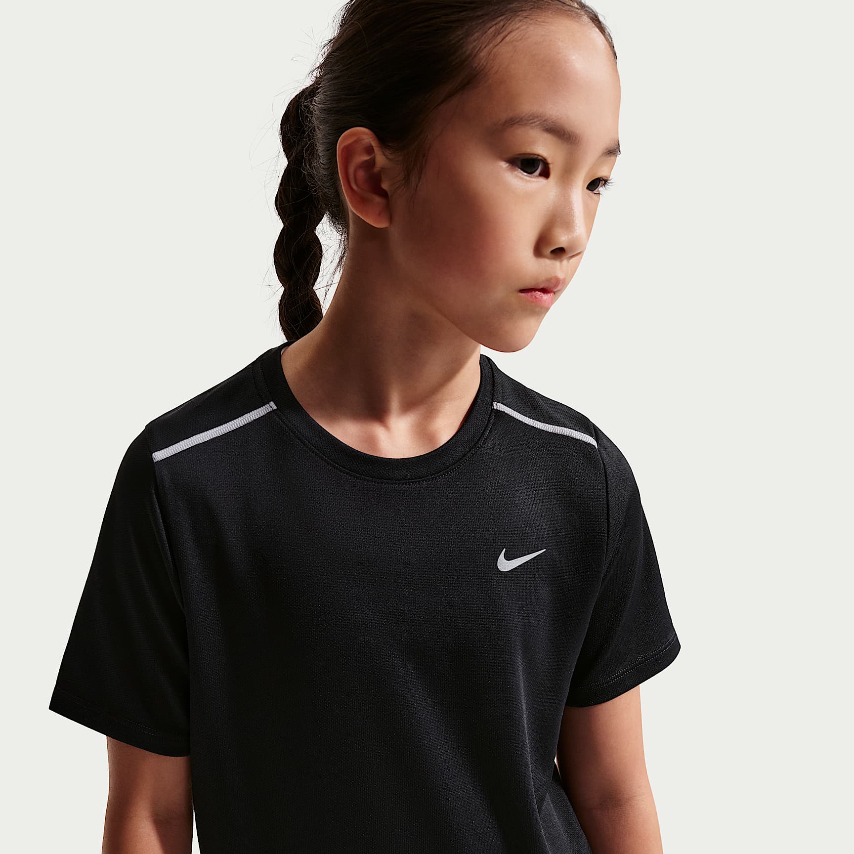 Playera de manga corta Nike Miler Dri-FIT para niños talla grande – Negro/Jaspeado – vista 2
