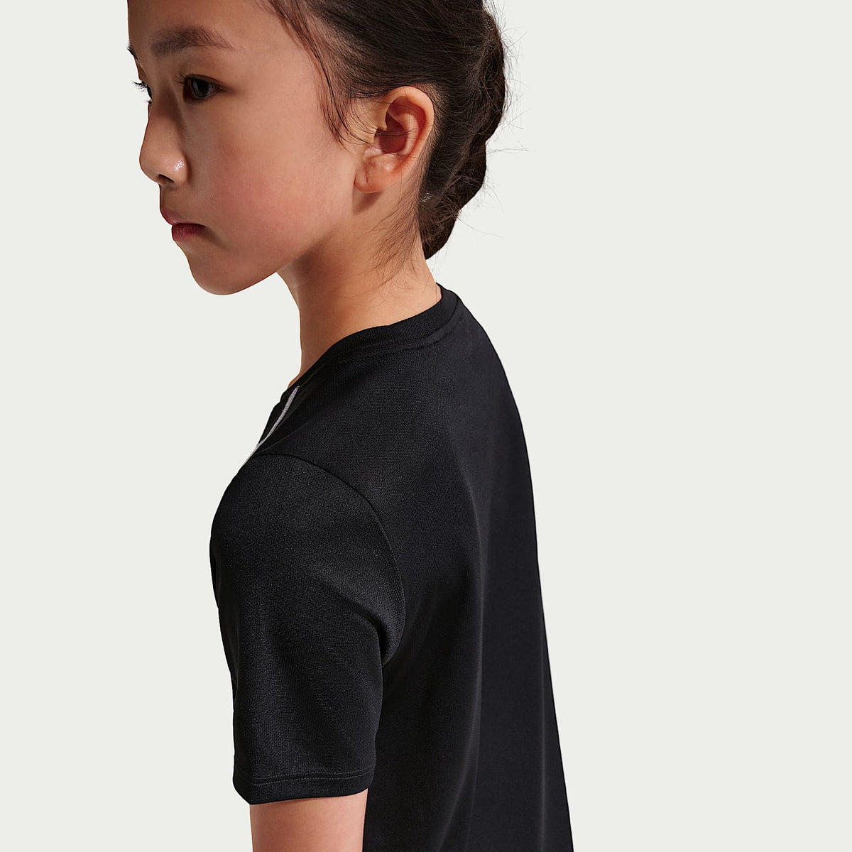 Playera de manga corta Nike Miler Dri-FIT para niños talla grande – Negro/Jaspeado – vista 4
