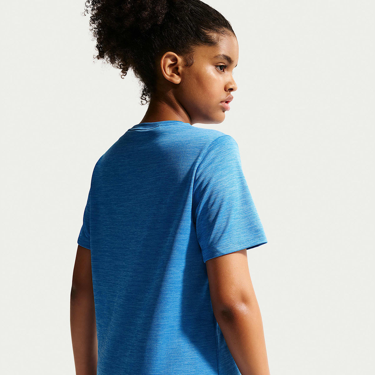 Playera de manga corta Nike Miler Dri-FIT para niños talla grande – Azul foto claro/Azul fútbol/Jaspeado – vista 2