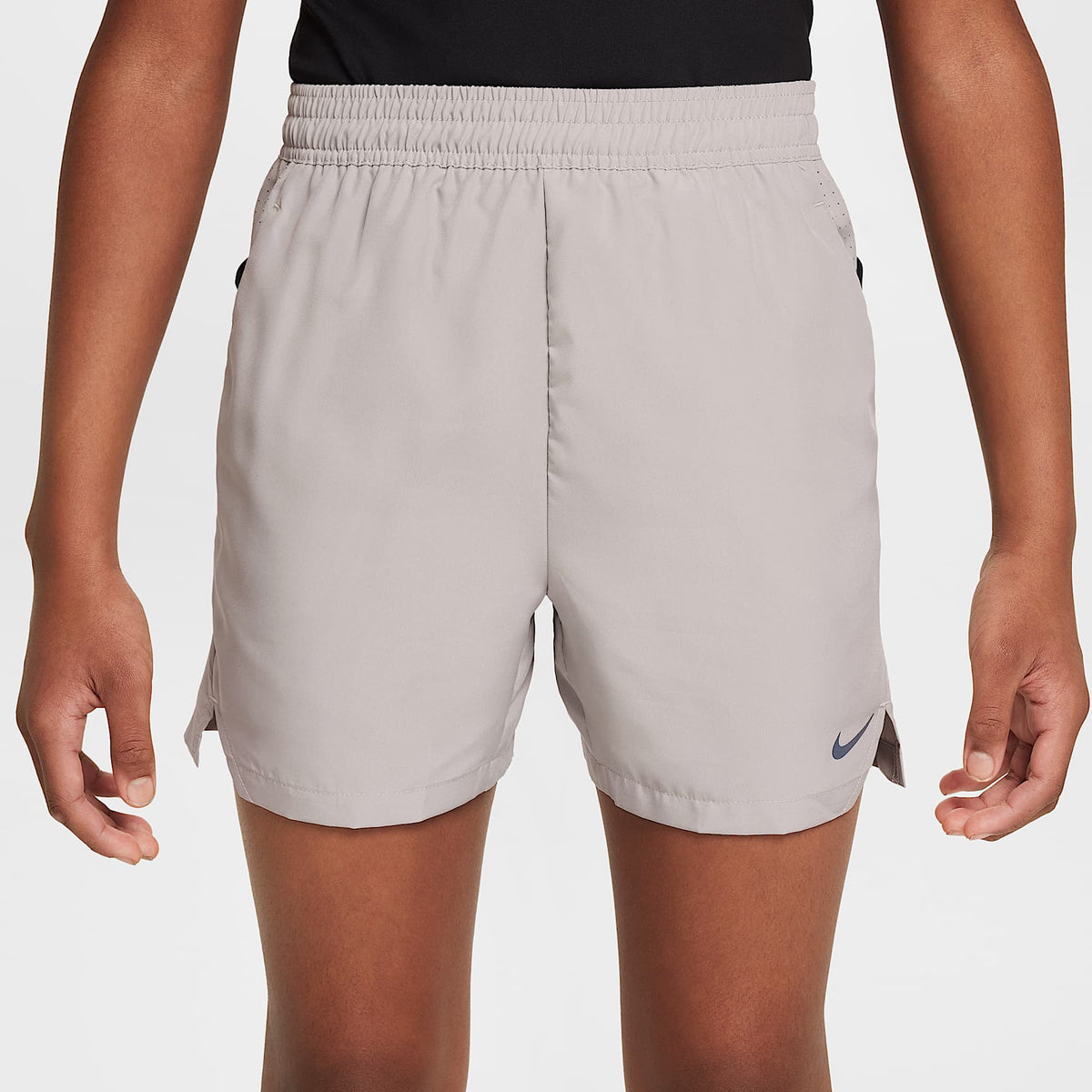 Shorts de tejido Woven Dri-FIT para niños talla grande Nike Multi Tech – Gris universitario/Negro – vista 2