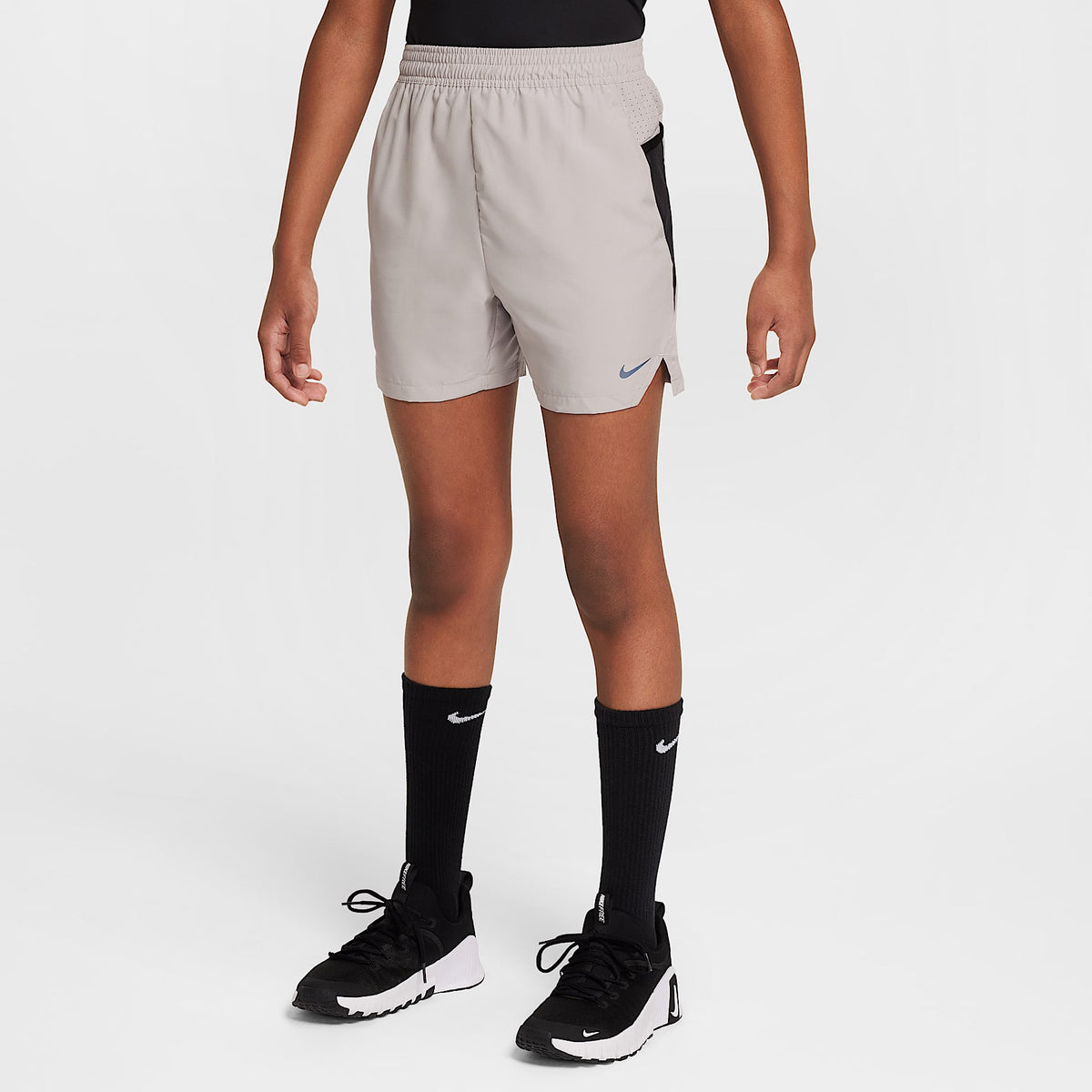 Shorts de tejido Woven Dri-FIT para niños talla grande Nike Multi Tech – Gris universitario/Negro – vista 1