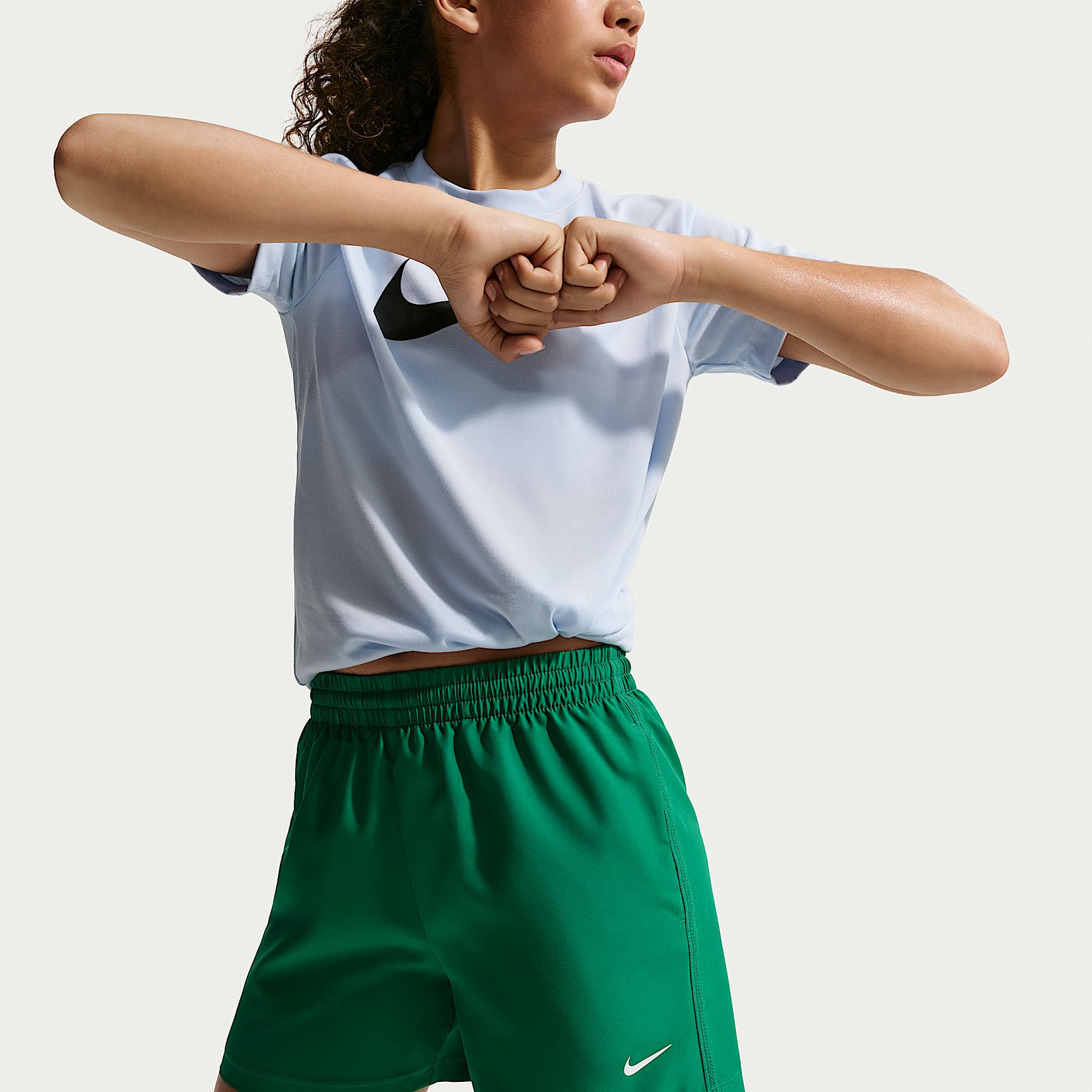 Shorts Dri-FIT de tejido Woven para niños talla grande Nike Multi – Malaquita/Blanco – vista 2