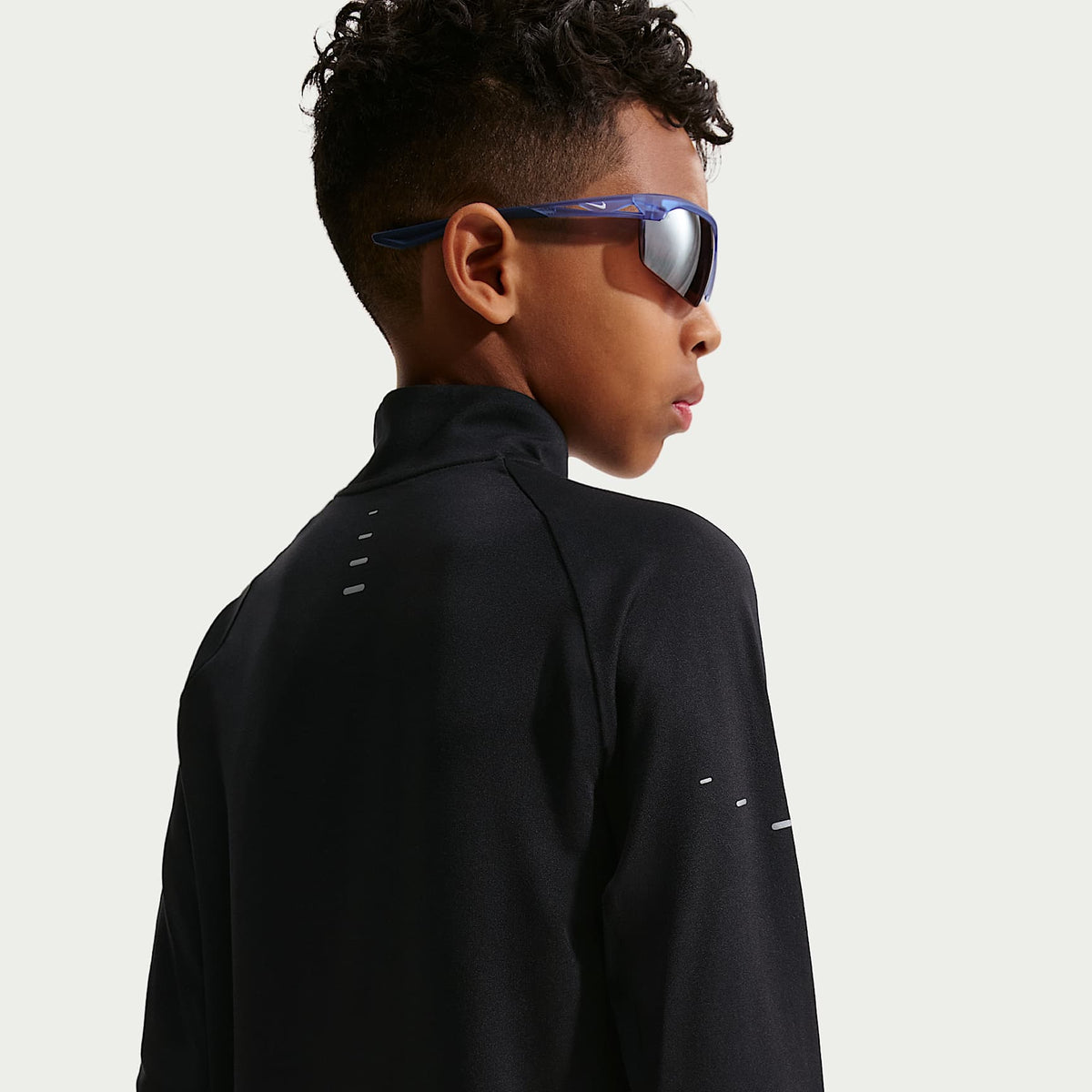 Sudadera Dri-FIT de medio cierre para niños Nike Stride – Negro – vista 2