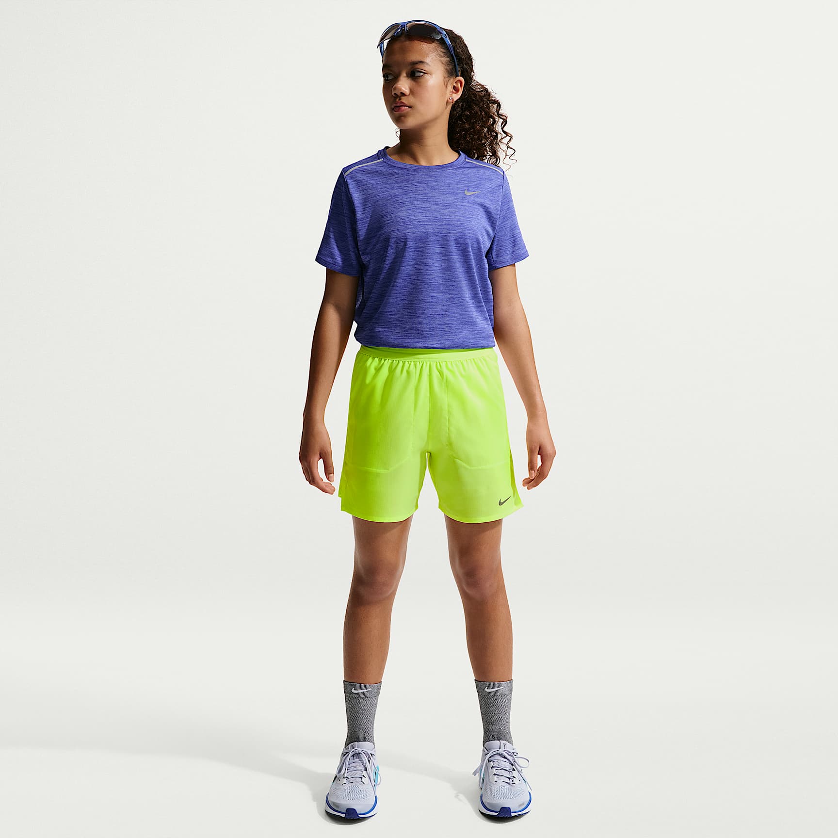 Shorts de entrenamiento Dri-FIT para niños talla grande Nike Stride – Hielo volt – vista 1