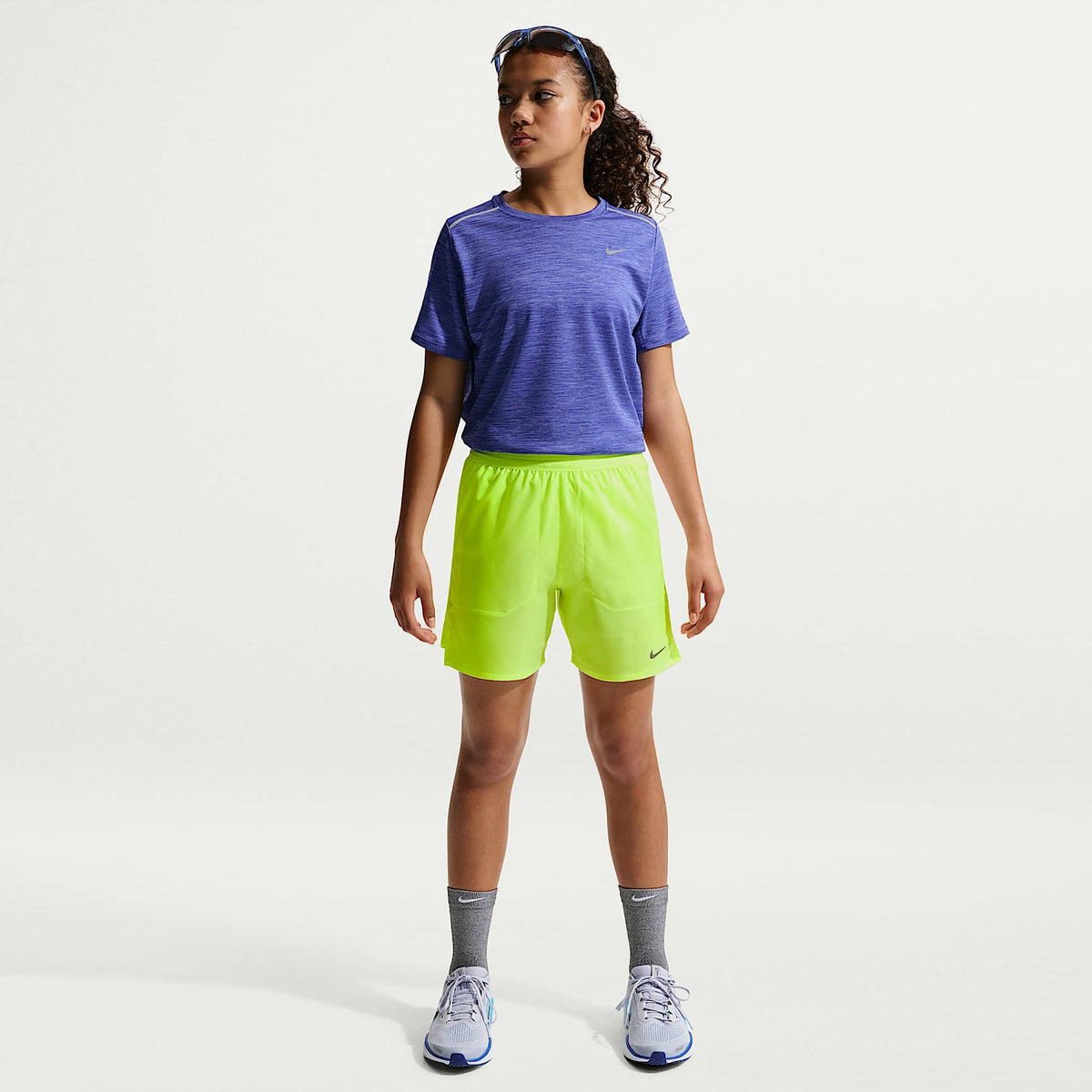 Shorts de entrenamiento Dri-FIT para niños talla grande Nike Stride – Hielo volt – vista 1