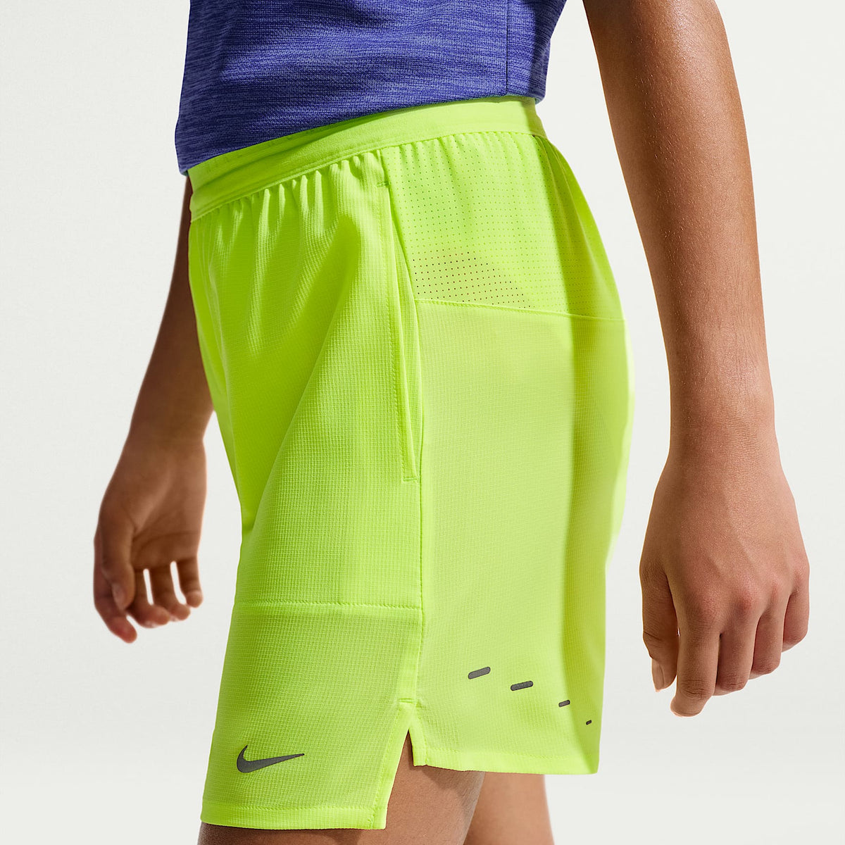 Shorts de entrenamiento Dri-FIT para niños talla grande Nike Stride – Hielo volt – vista 3