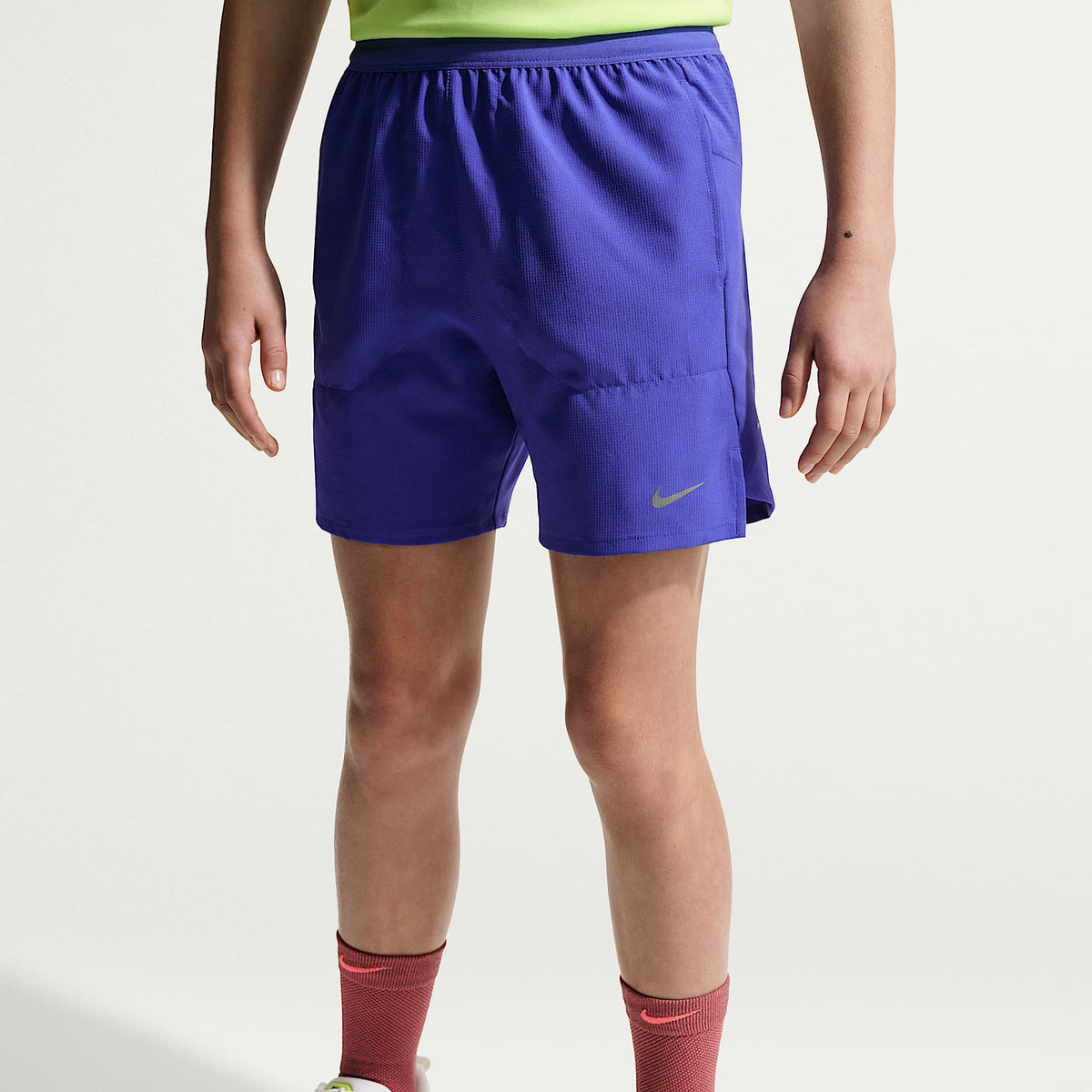 Shorts de entrenamiento Dri-FIT para niños talla grande Nike Stride – Lapislázuli – vista 2