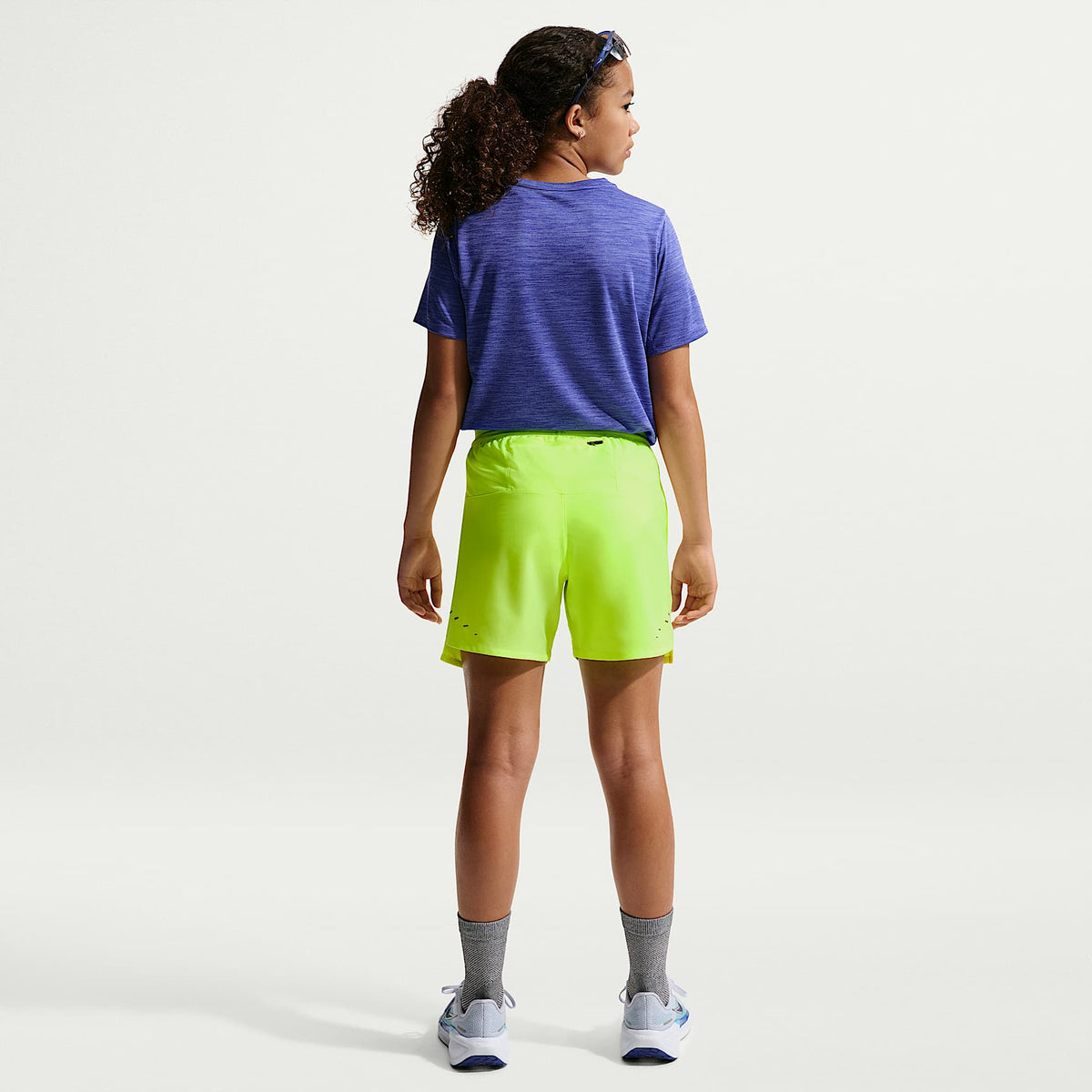 Shorts de entrenamiento Dri-FIT para niños talla grande Nike Stride – Hielo volt – vista 5
