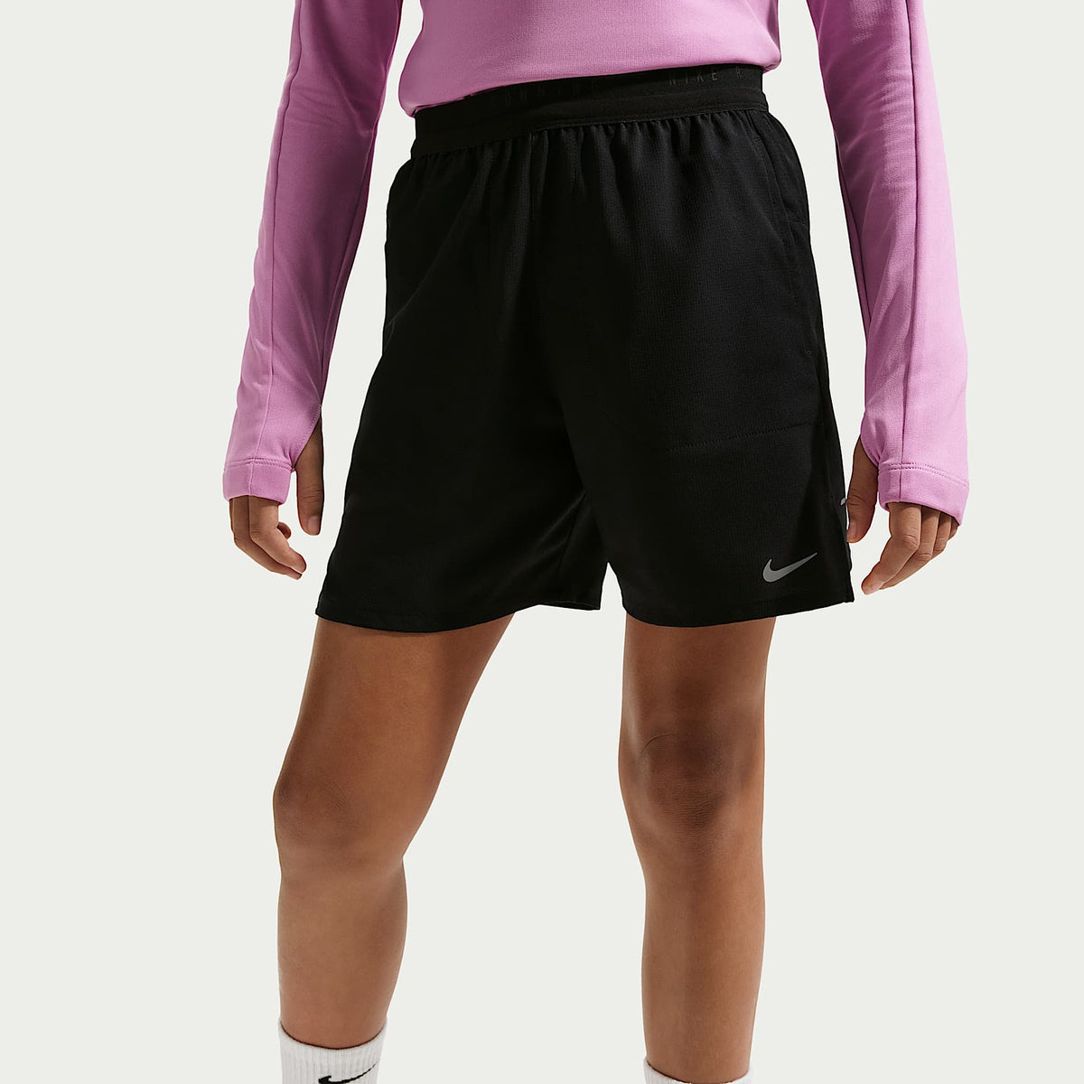 Shorts de entrenamiento Dri-FIT para niños talla grande Nike Stride – Negro – vista 2