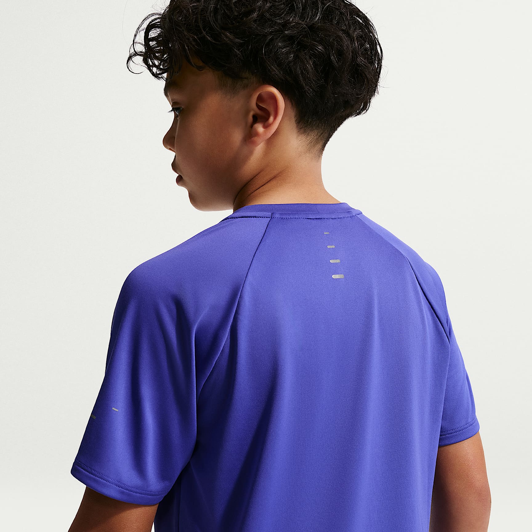 Playera de manga corta Dri-FIT para niños talla grande Nike Stride – Lapislázuli – vista 2