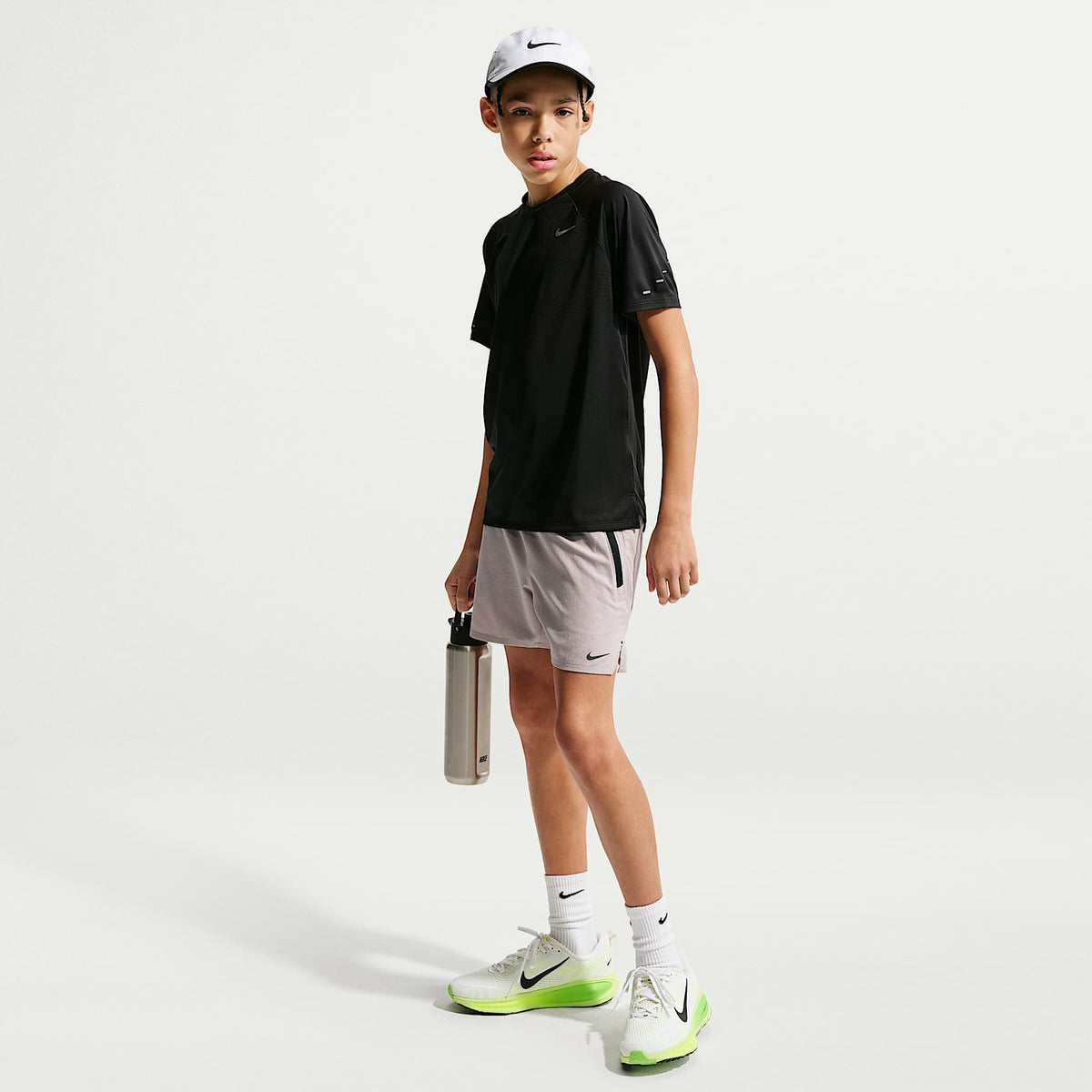 Playera de manga corta Dri-FIT para niños talla grande Nike Stride – Negro – vista 7