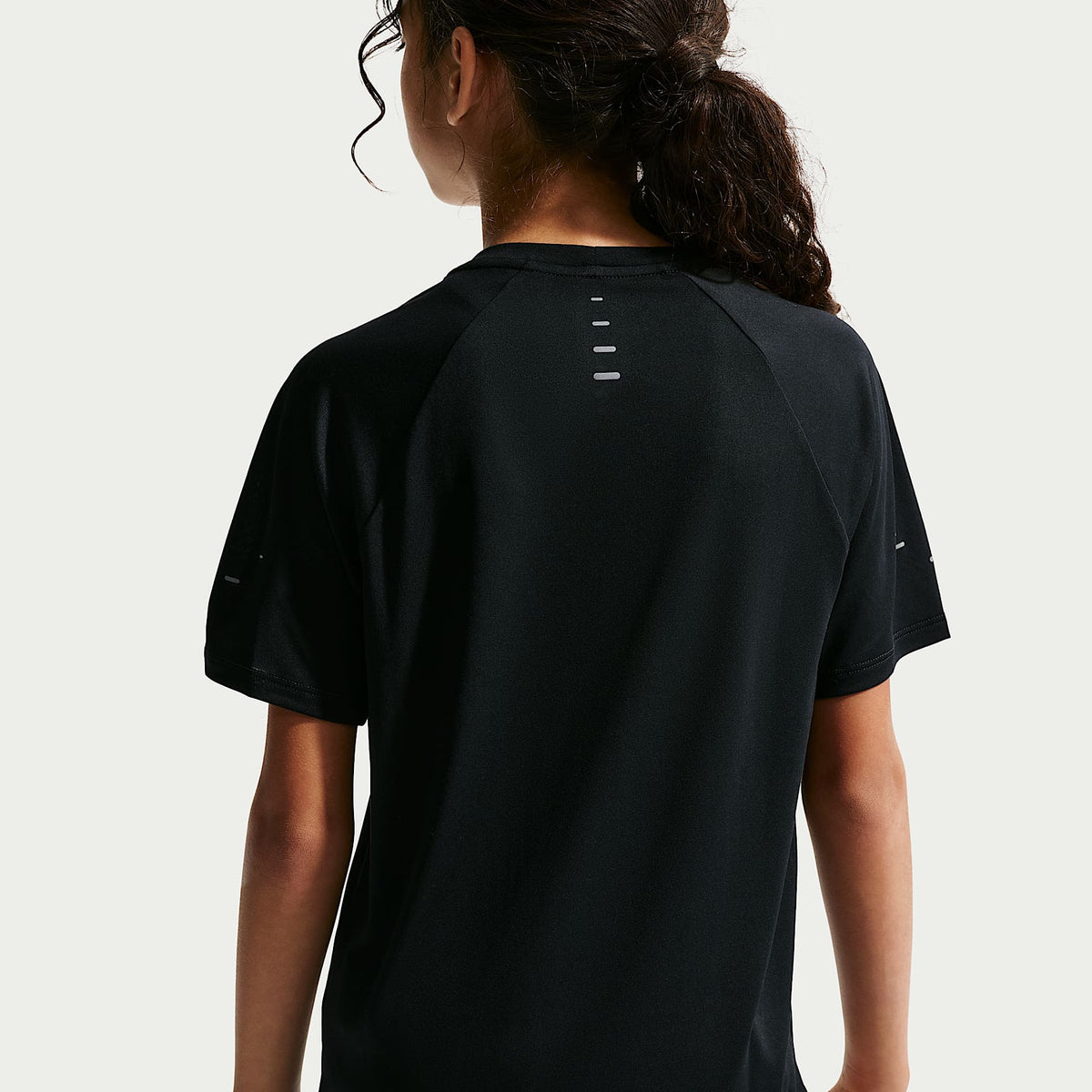 Playera de manga corta Dri-FIT para niños talla grande Nike Stride – Negro – vista 4